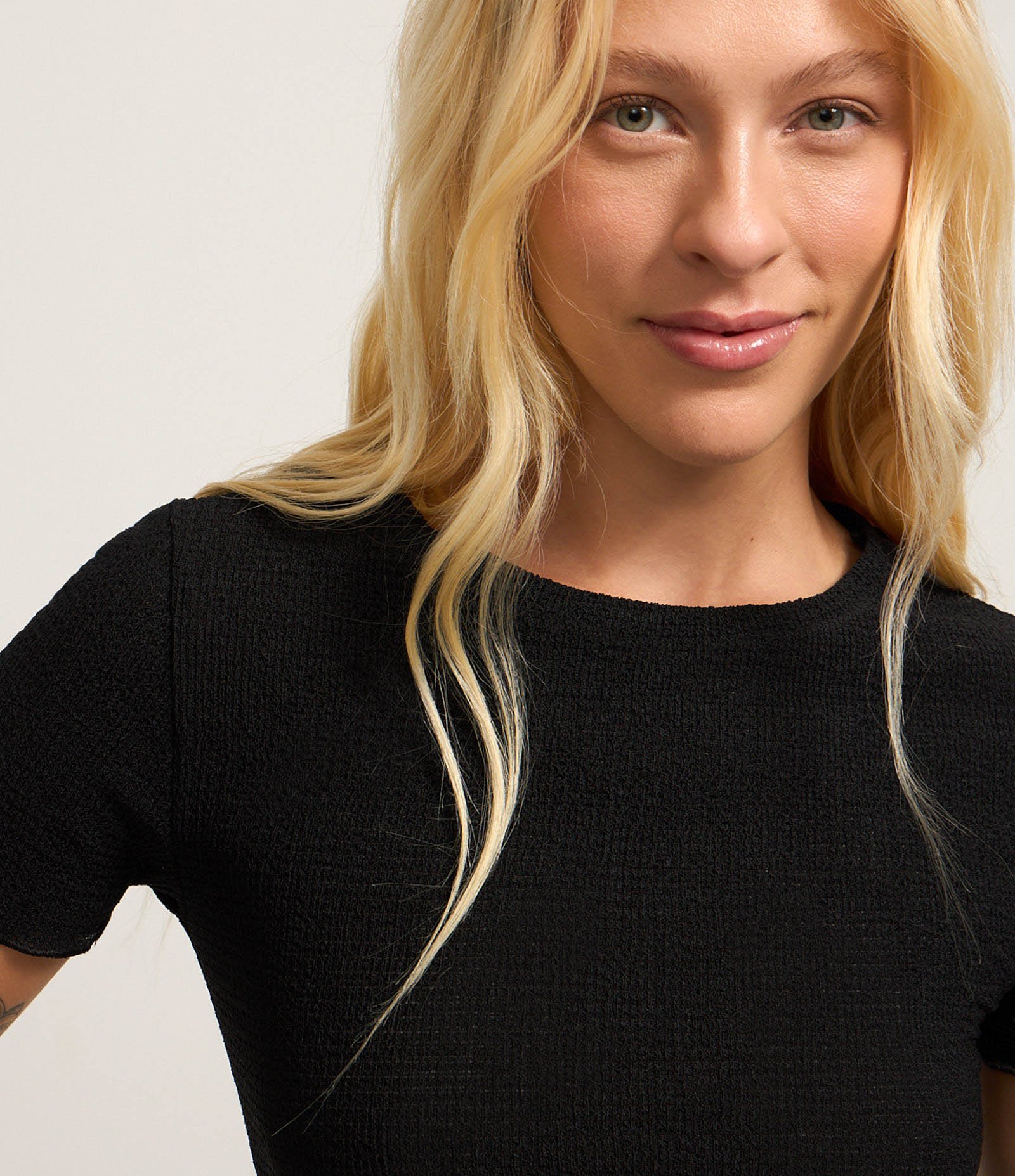 Blusa Texturizada com Ponto Overlock Preto 3