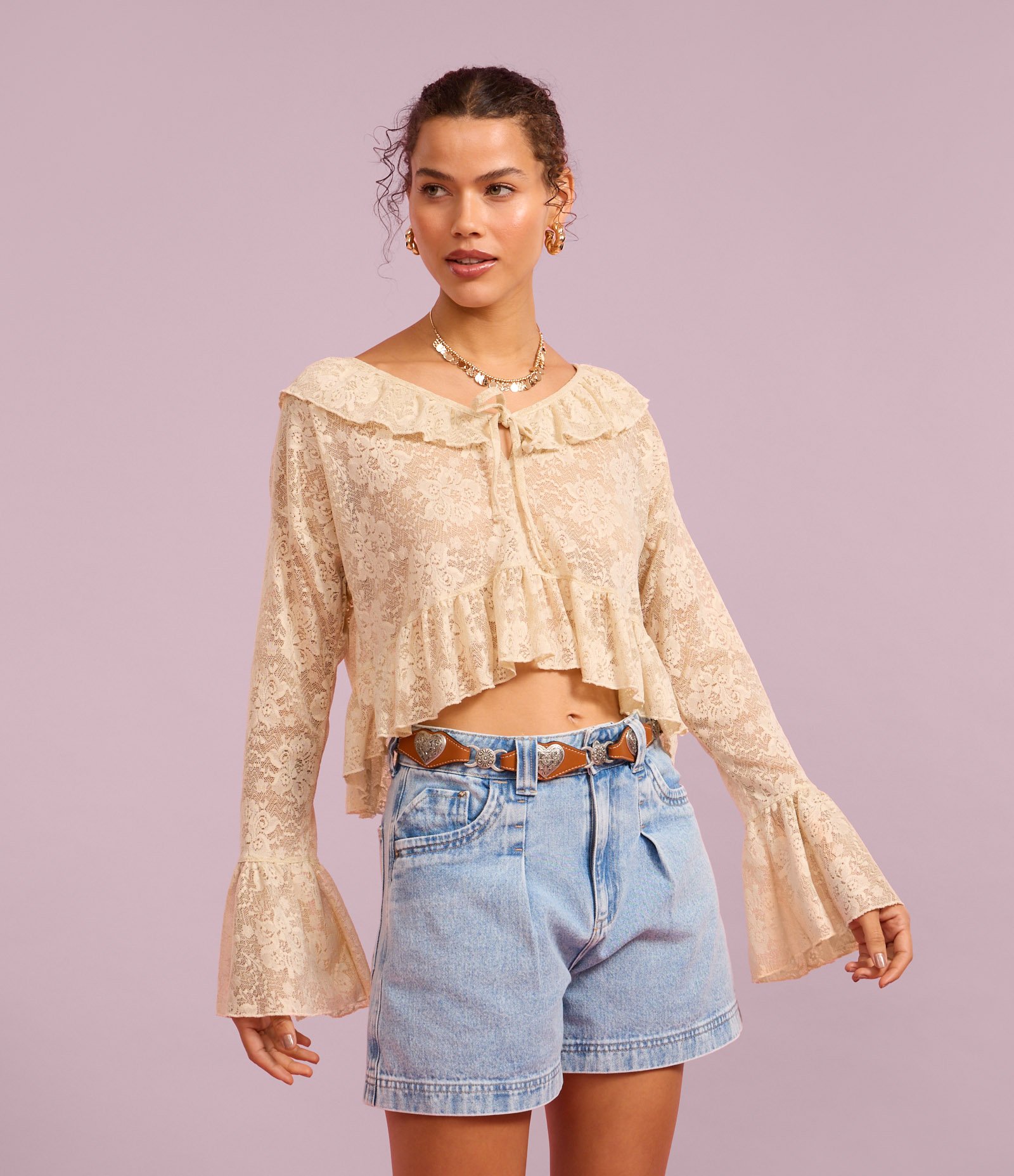 Blusa Bata em Renda com Babado e Amarração na Gola Bege 5