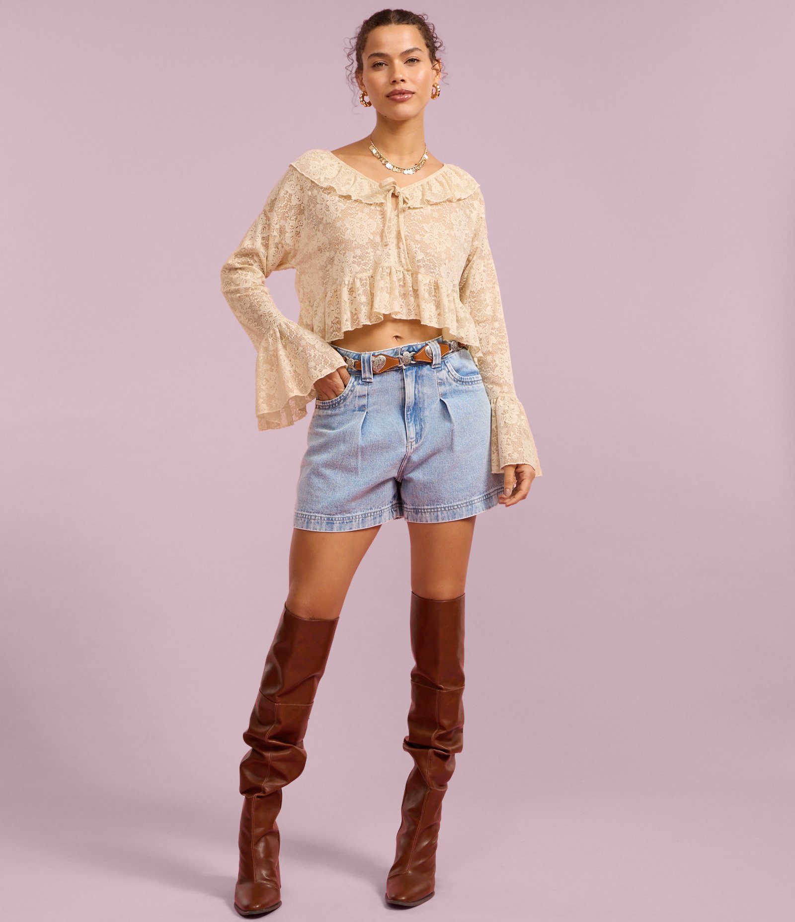 Blusa Bata em Renda com Babado e Amarração na Gola Bege 6
