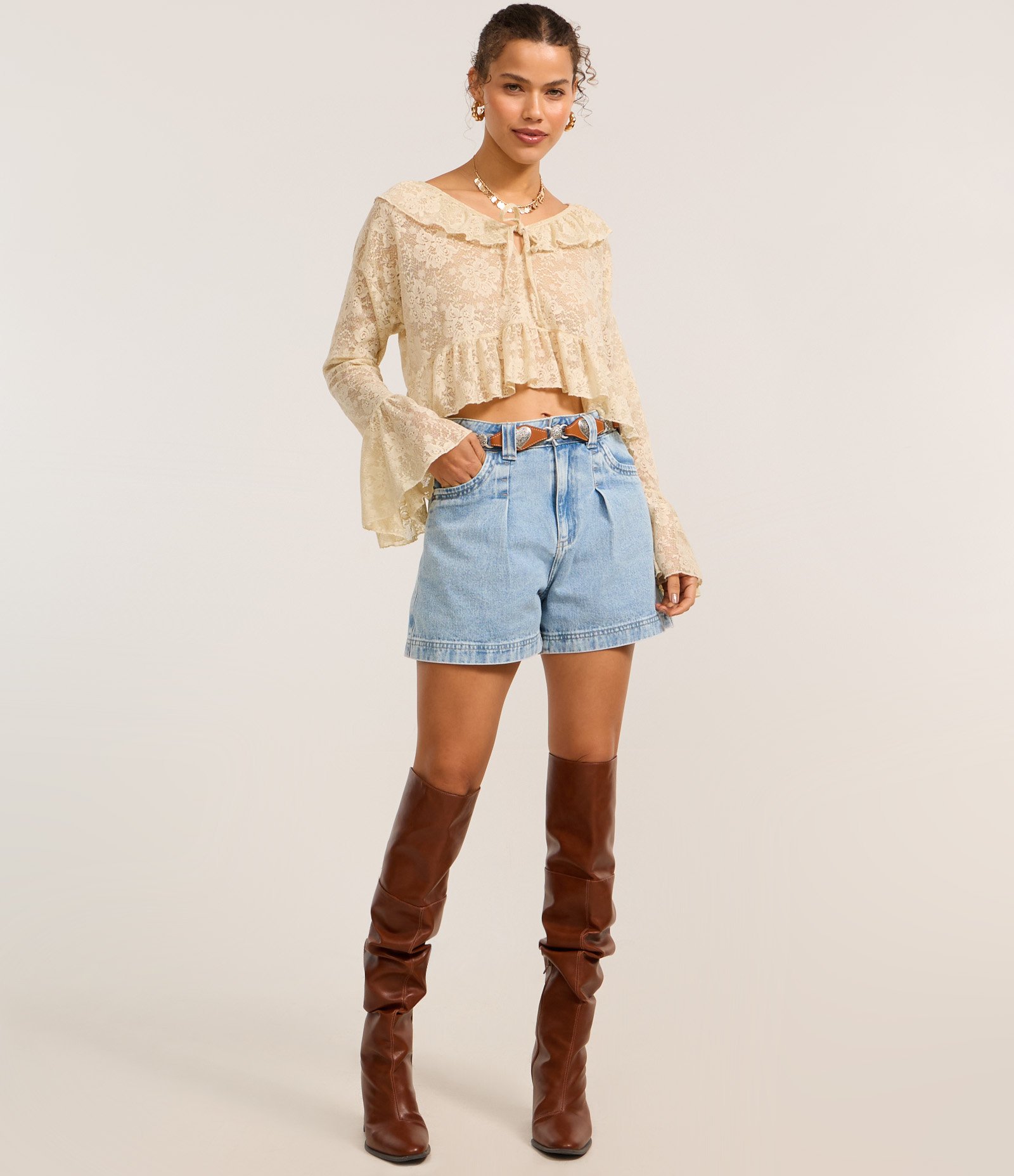 Blusa Bata em Renda com Babado e Amarração na Gola Bege 2