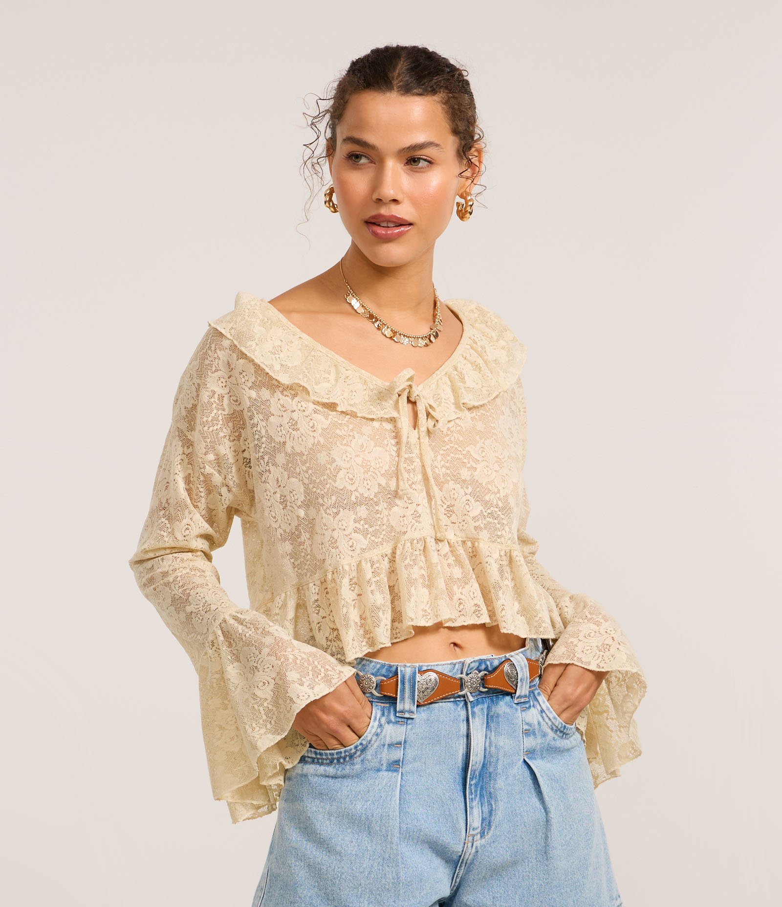 Blusa Bata em Renda com Babado e Amarração na Gola Bege 1