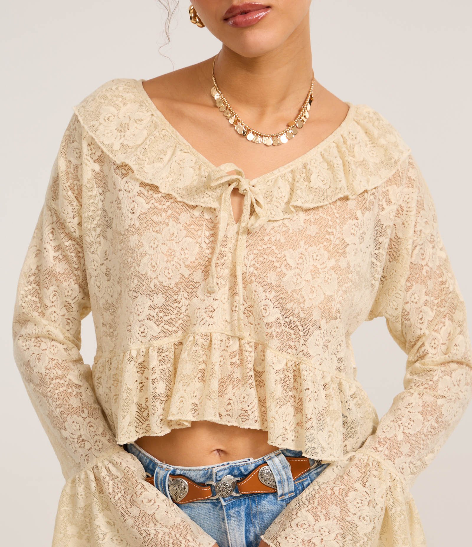 Blusa Bata em Renda com Babado e Amarração na Gola Bege 3