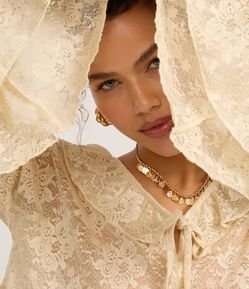 Blusa Bata em Renda com Babado e Amarração na Gola