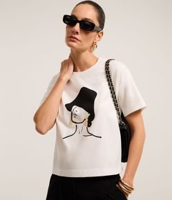 Blusa em Algodão com Estampa Mulher de Chapéu e Brinco