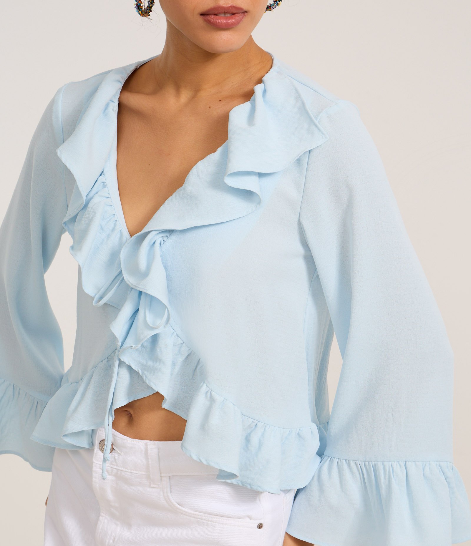 Blusa Bata em Crepe com Babado e Amarração Frontal Azul 4