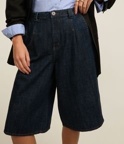 Bermuda Jeans com Cós Fino e Pregas Frontais