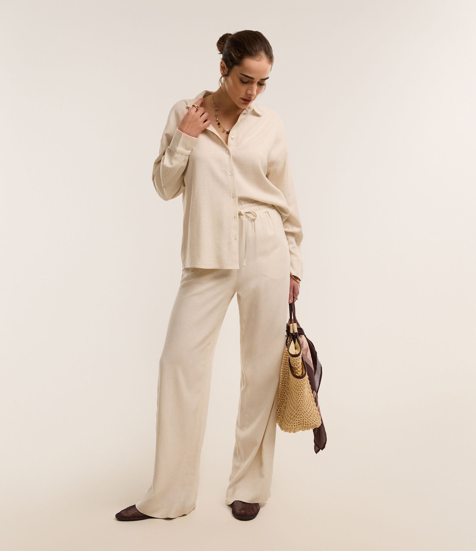 Camisa Oversized em Viscolinho com Abotoamento Bege 2