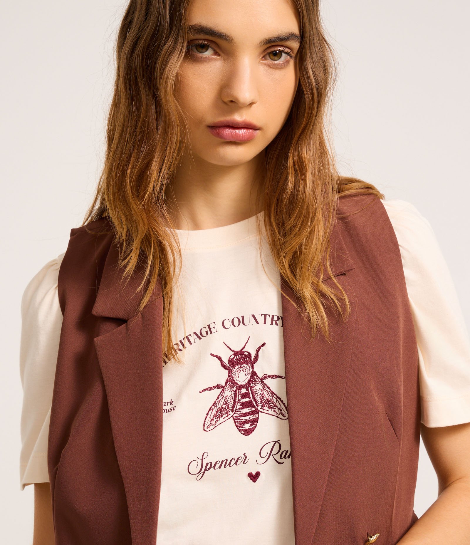 Blusa Slim em Algodão com Manga Bufante e Estampa Abelha Off White 3