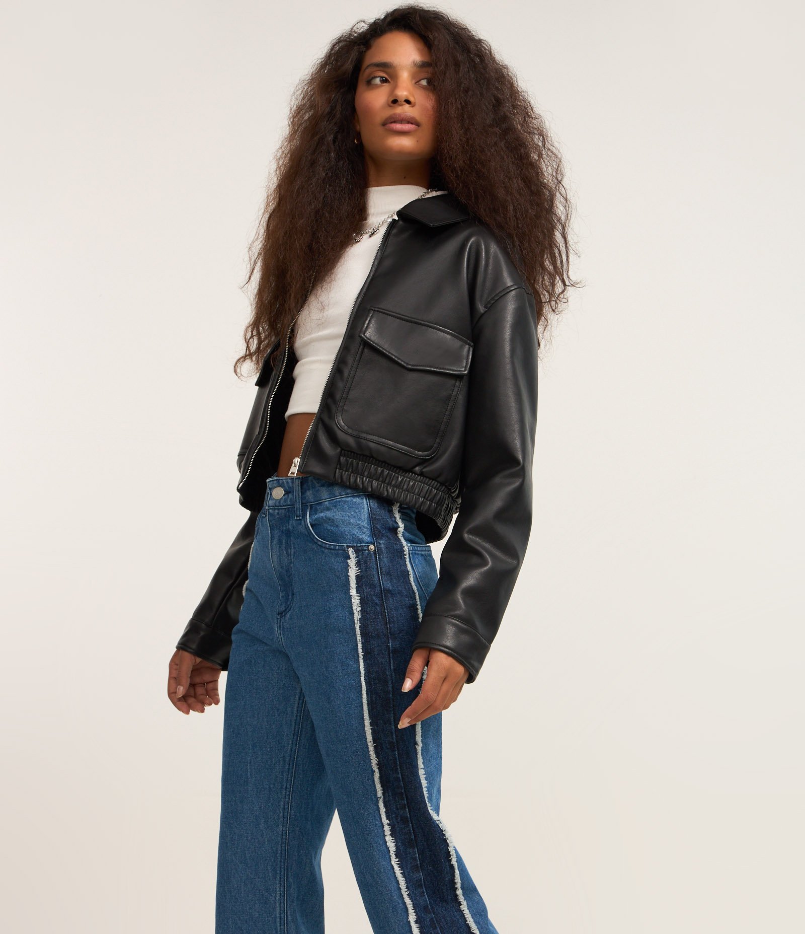 Calça Reta em Jeans com Viés Contrastante e Detalhe Desfiado Azul Médio 2