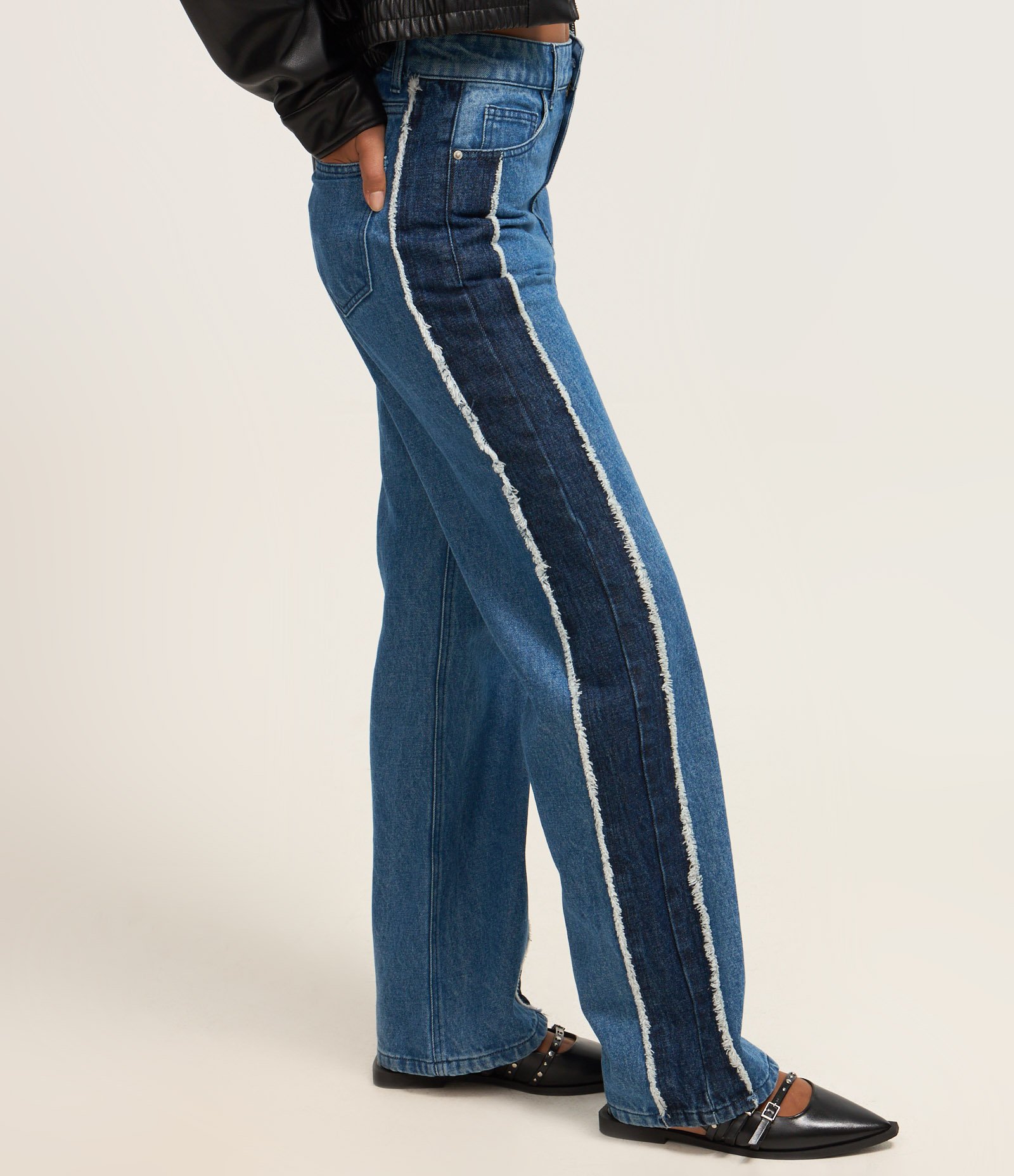 Calça Reta em Jeans com Viés Contrastante e Detalhe Desfiado Azul Médio 3