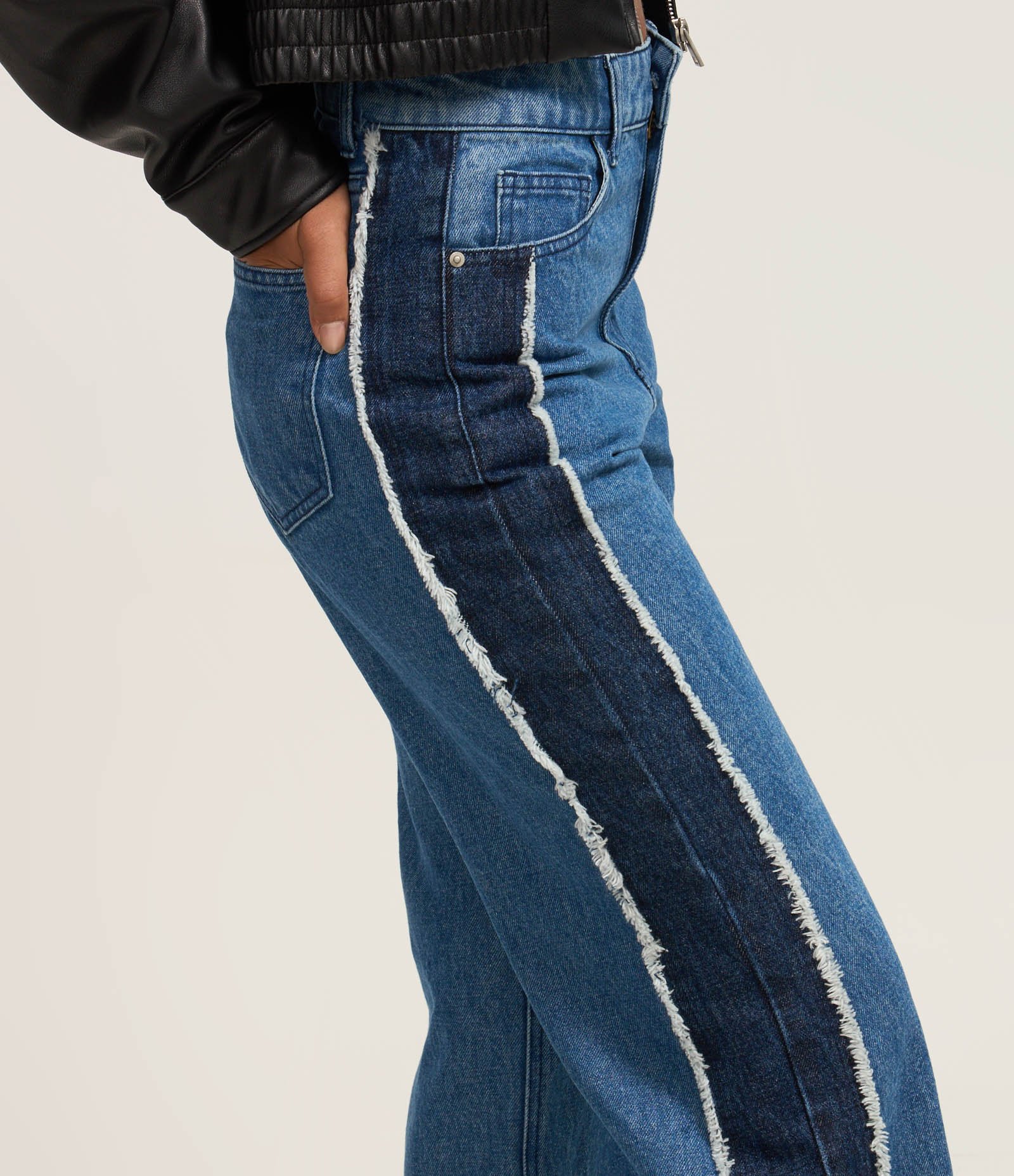 Calça Reta em Jeans com Viés Contrastante e Detalhe Desfiado Azul Médio 4
