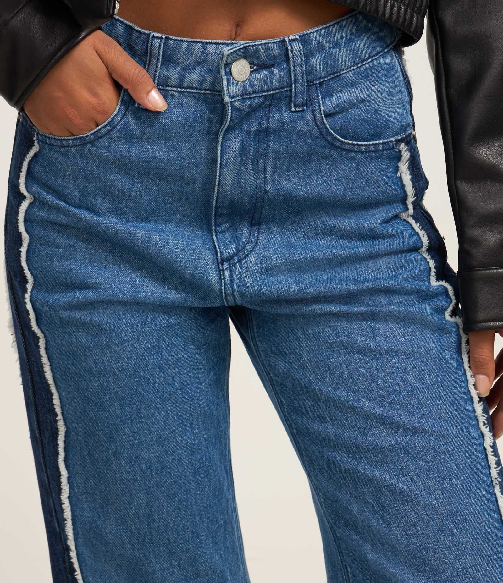 Calça Reta em Jeans com Viés Contrastante e Detalhe Desfiado Azul Médio 5