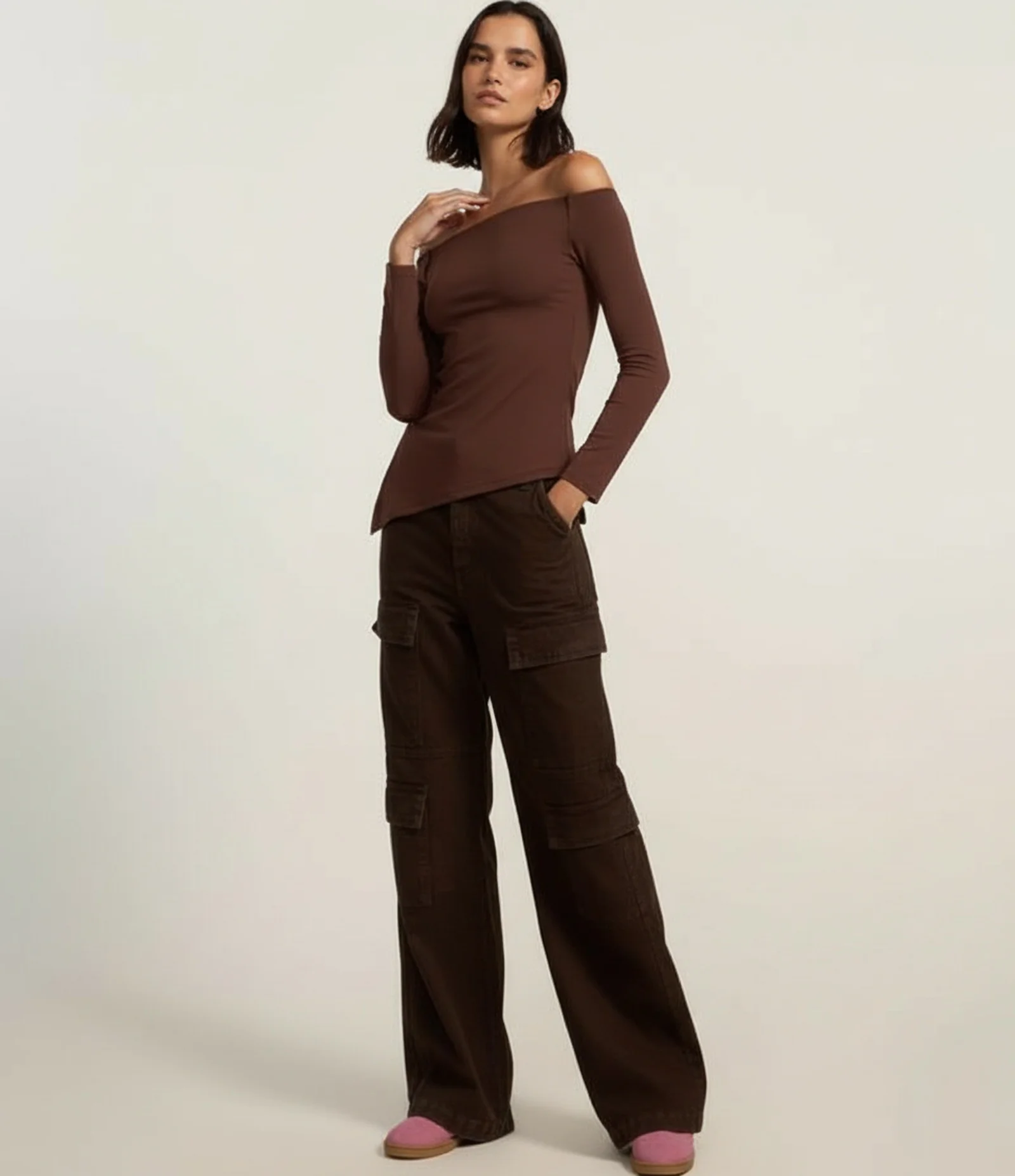 Blusa em Ribana Ombro a Ombro com Fenda Lateral Marrom 1