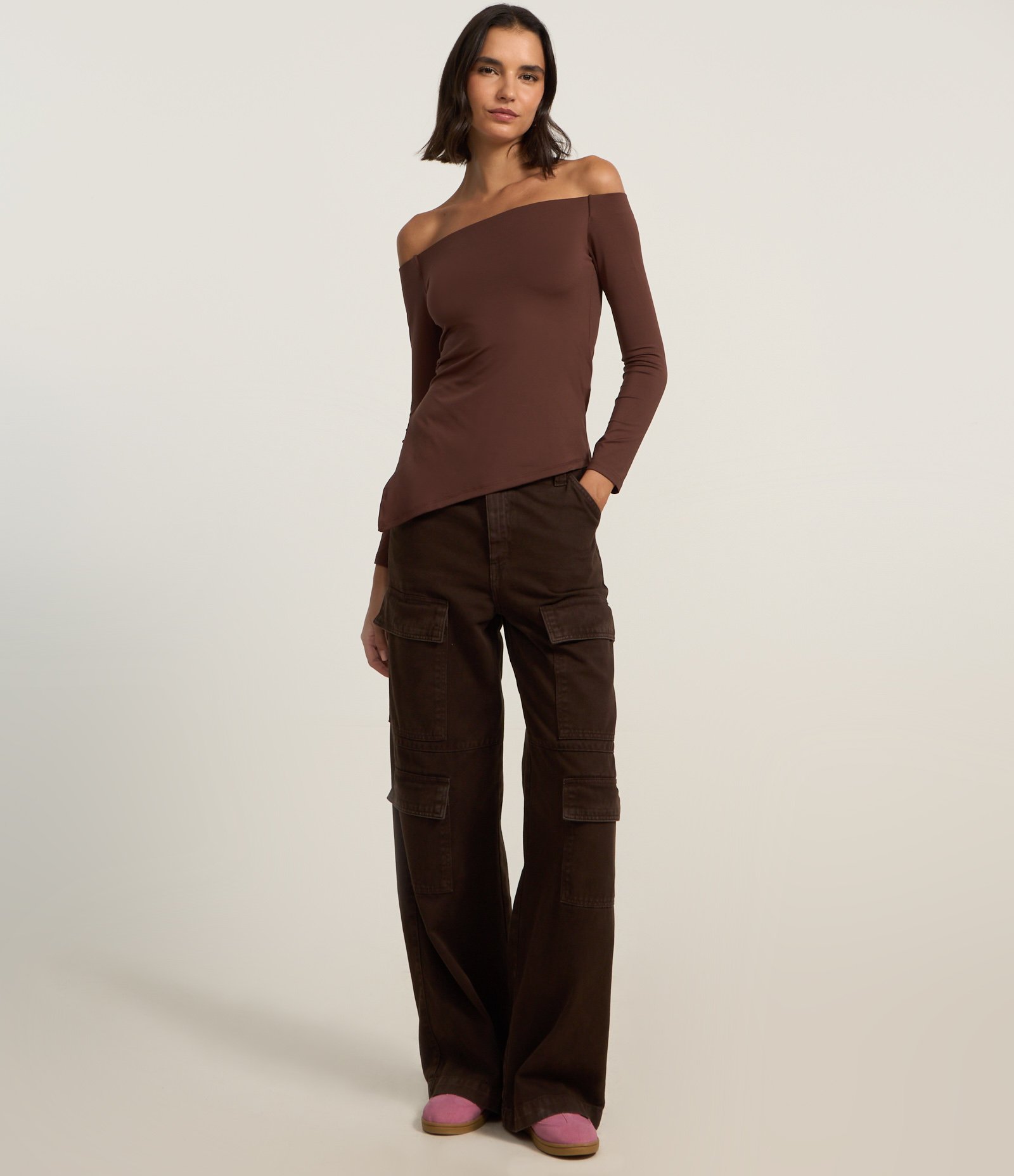 Blusa em Ribana Ombro a Ombro com Fenda Lateral Marrom 3