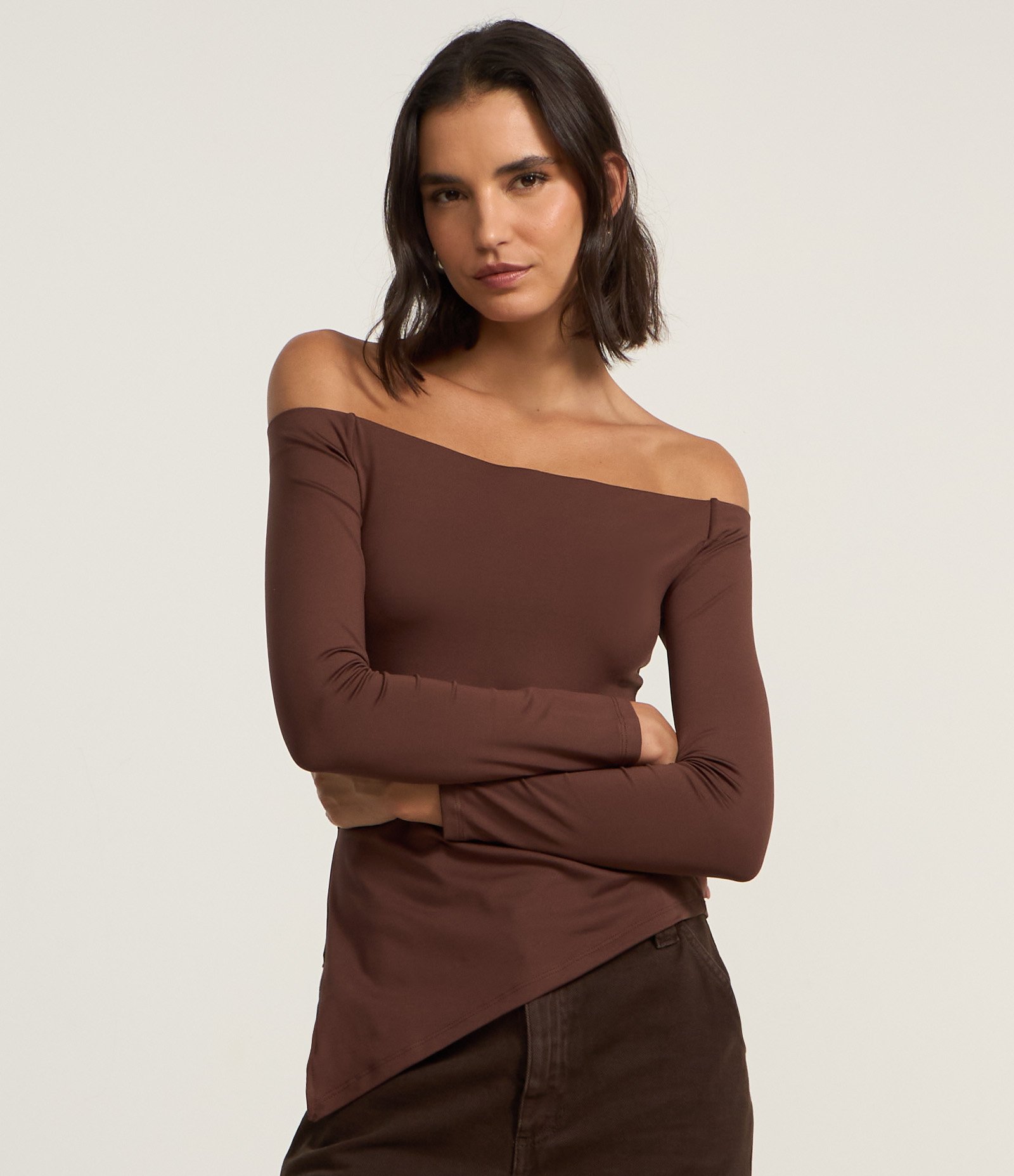 Blusa em Ribana Ombro a Ombro com Fenda Lateral Marrom 4