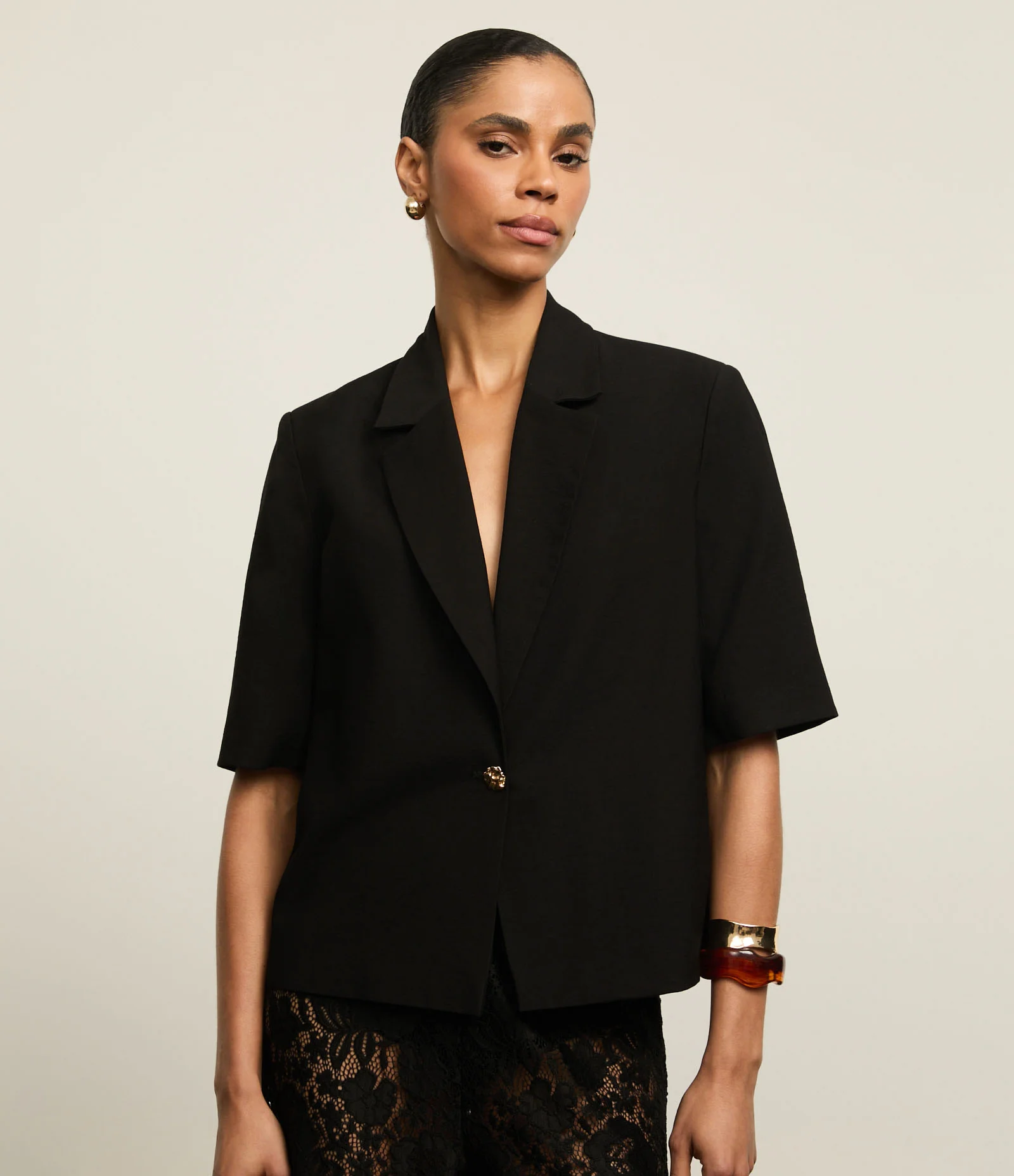 Blazer em Viscose com Botão Metalizado e Manga Curta Preto 1