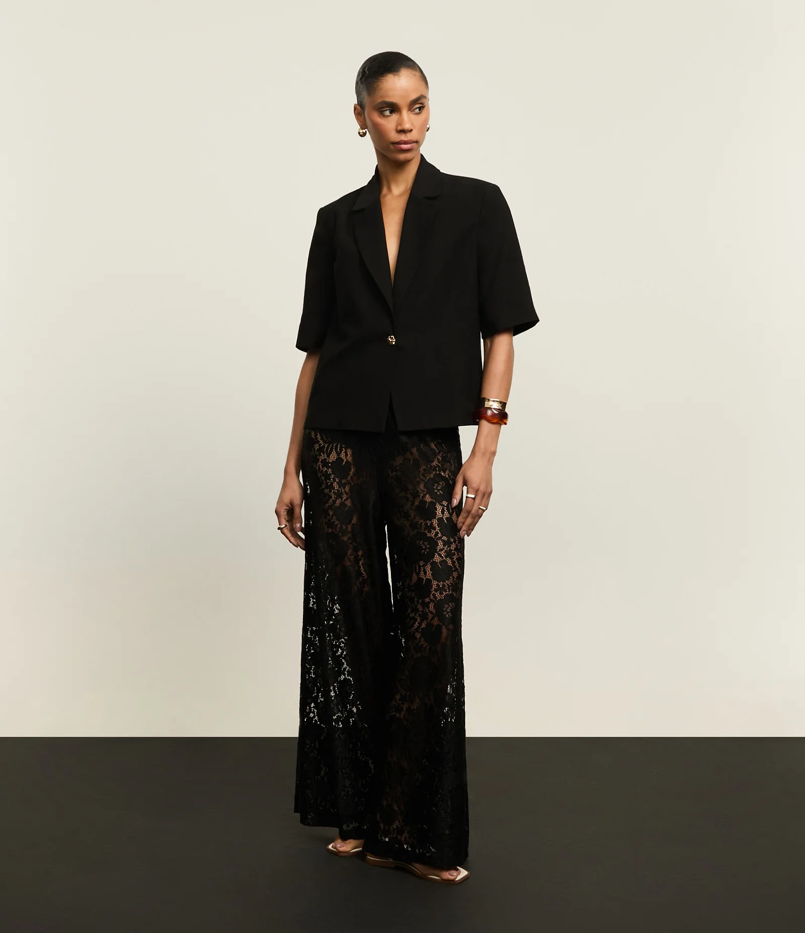 Blazer em Viscose com Botão Metalizado e Manga Curta Preto 2