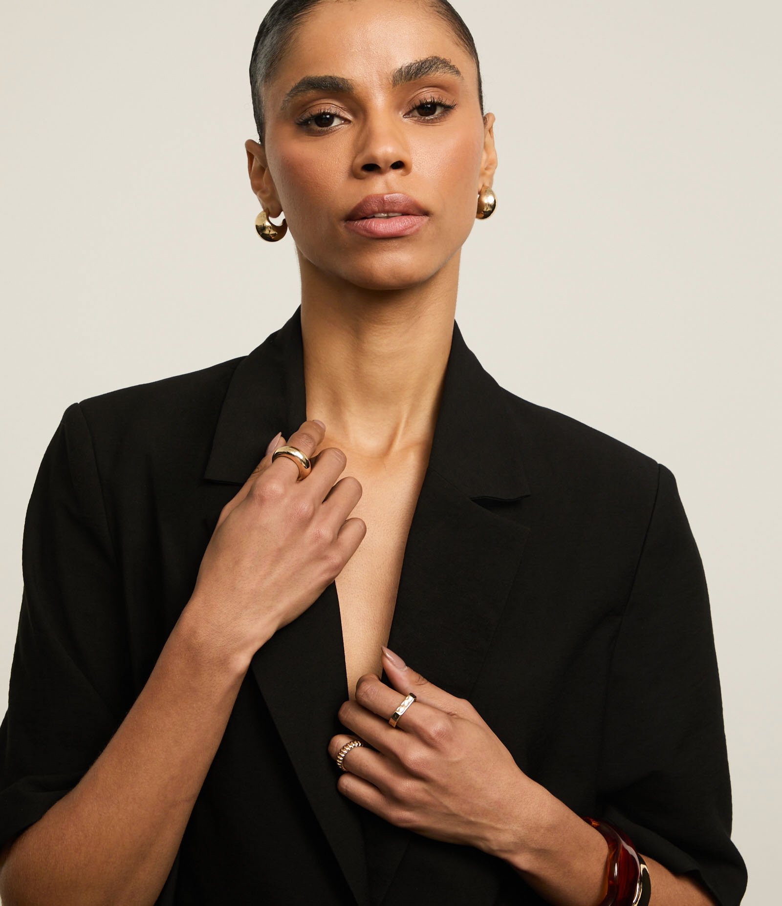 Blazer em Viscose com Botão Metalizado e Manga Curta Preto 4