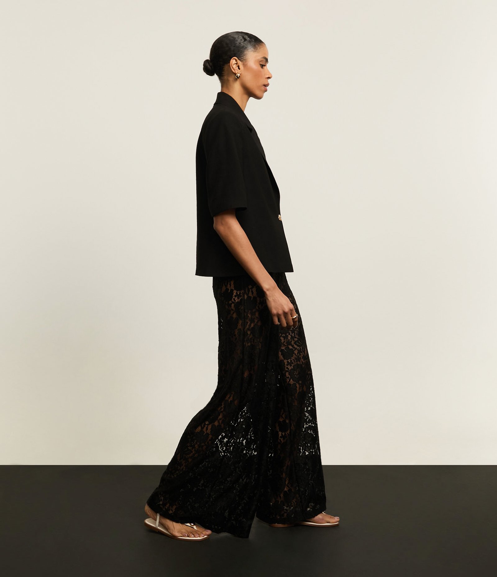 Blazer em Viscose com Botão Metalizado e Manga Curta Preto 5