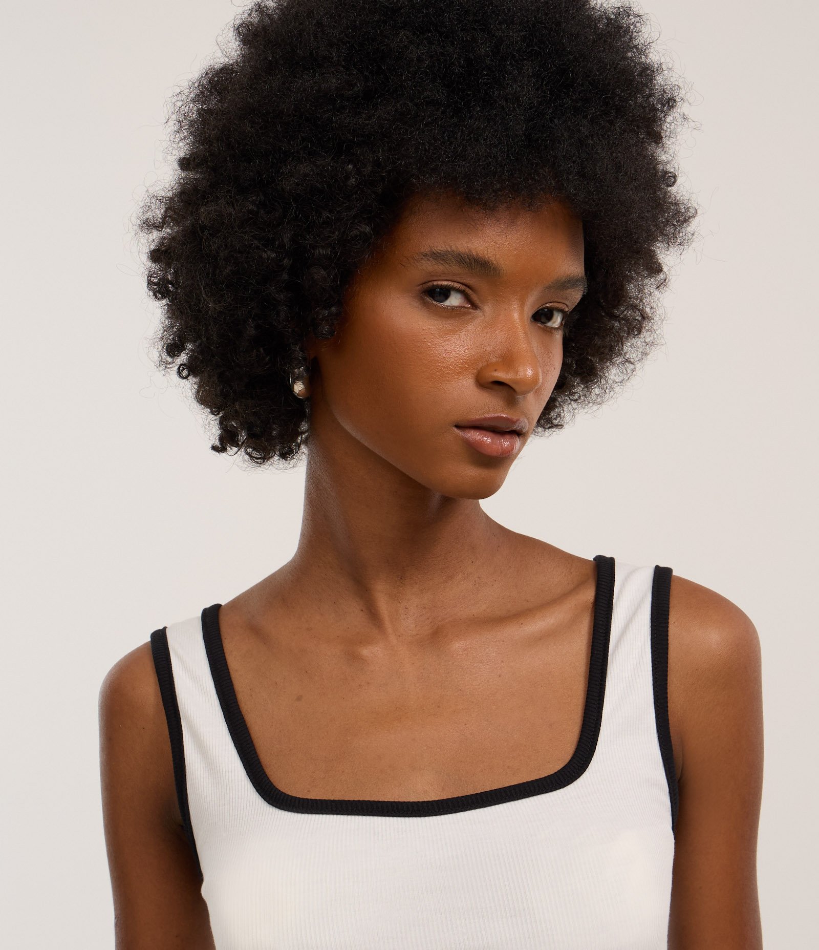 Blusa Regata em Ribana com Acabamento Contrastante Branco 1