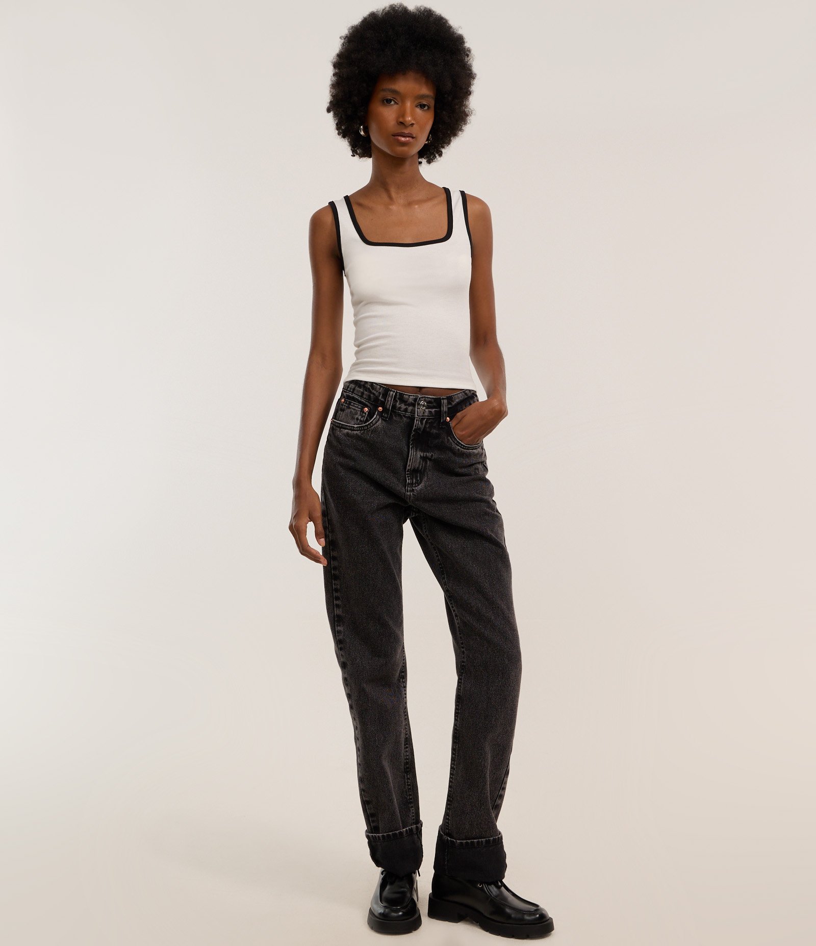 Blusa Regata em Ribana com Acabamento Contrastante Branco 2