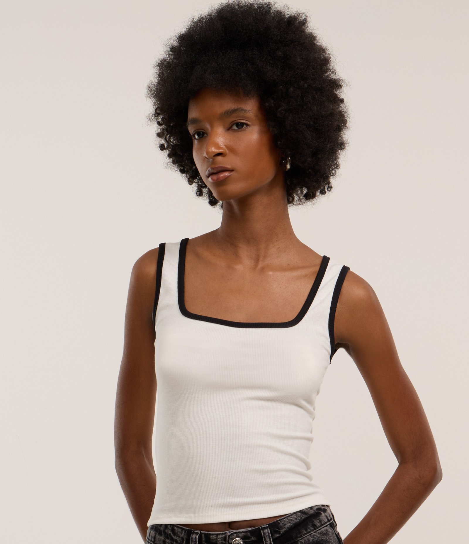 Blusa Regata em Ribana com Acabamento Contrastante Branco 3