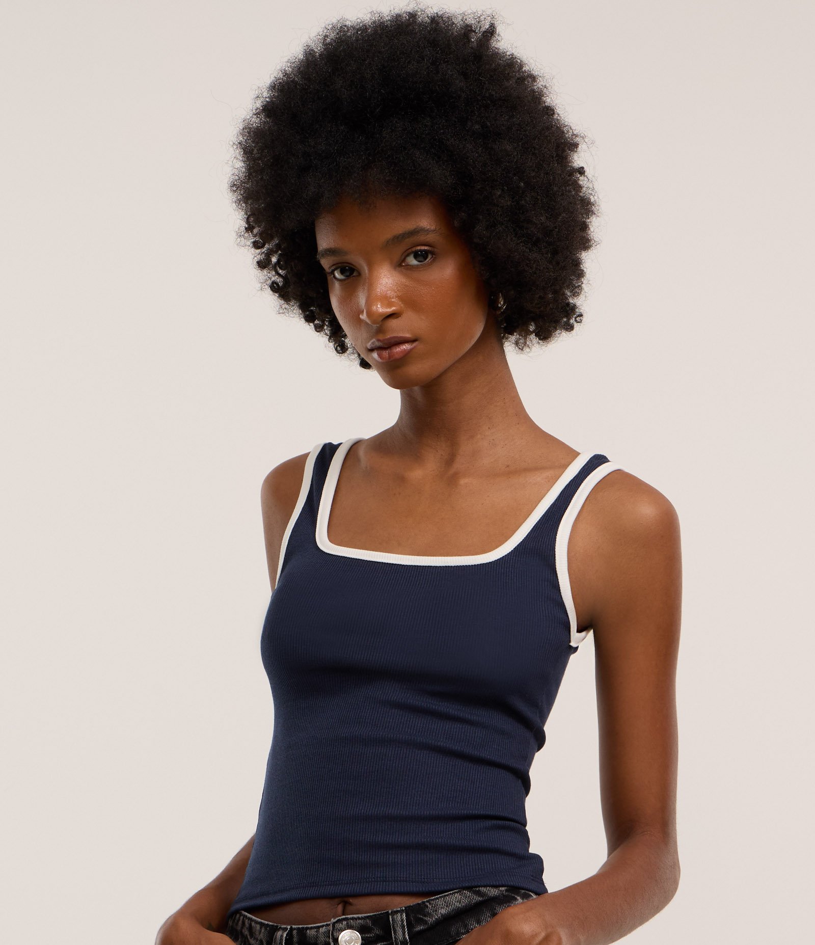 Blusa Regata em Ribana com Acabamento Contrastante Azul Marinho 1