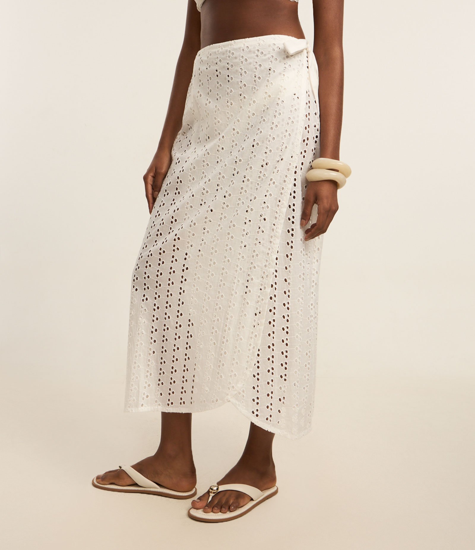 Saída de Praia Saia Midi em Laise com Transpasse Branco 1