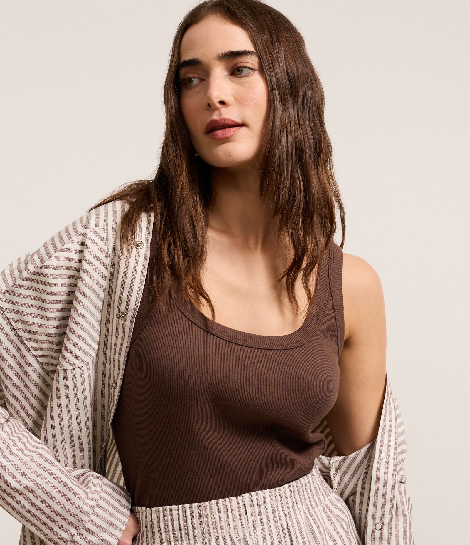 Blusa Regata em Ribana com Decote U Marrom 1