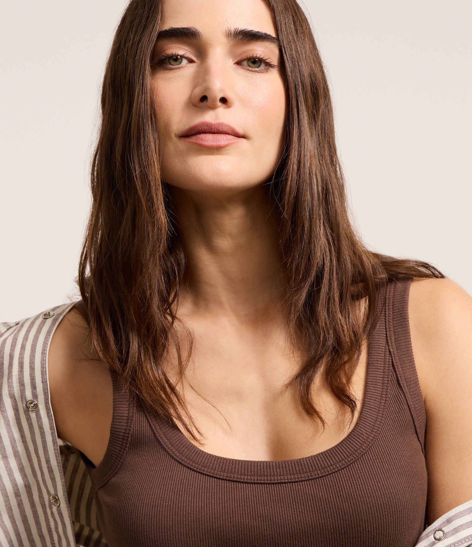 Blusa Regata em Ribana com Decote U Marrom 3