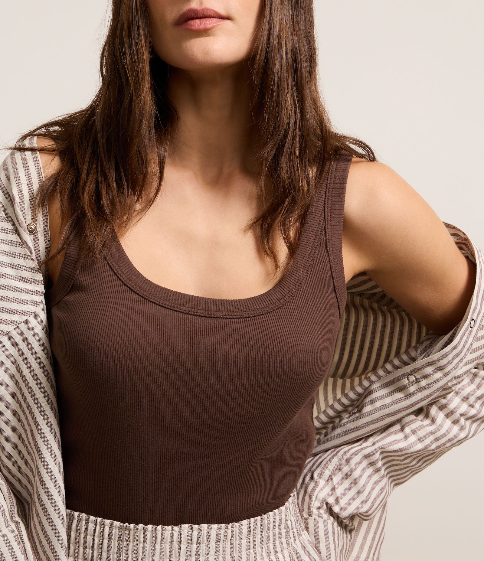 Blusa Regata em Ribana com Decote U Marrom 5