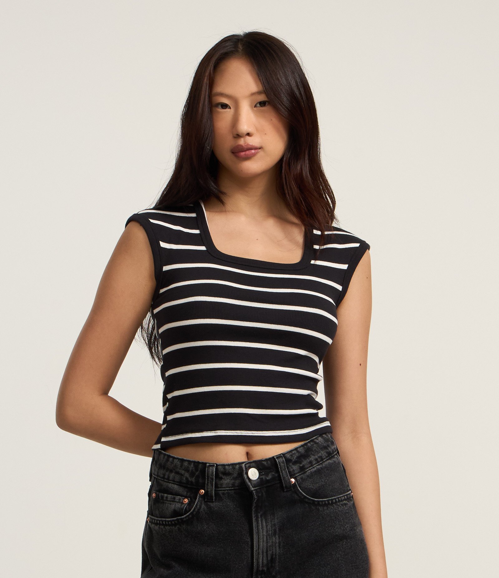 Blusa Listrada em Ribana com Decote Quadrado Preto/Branco 1