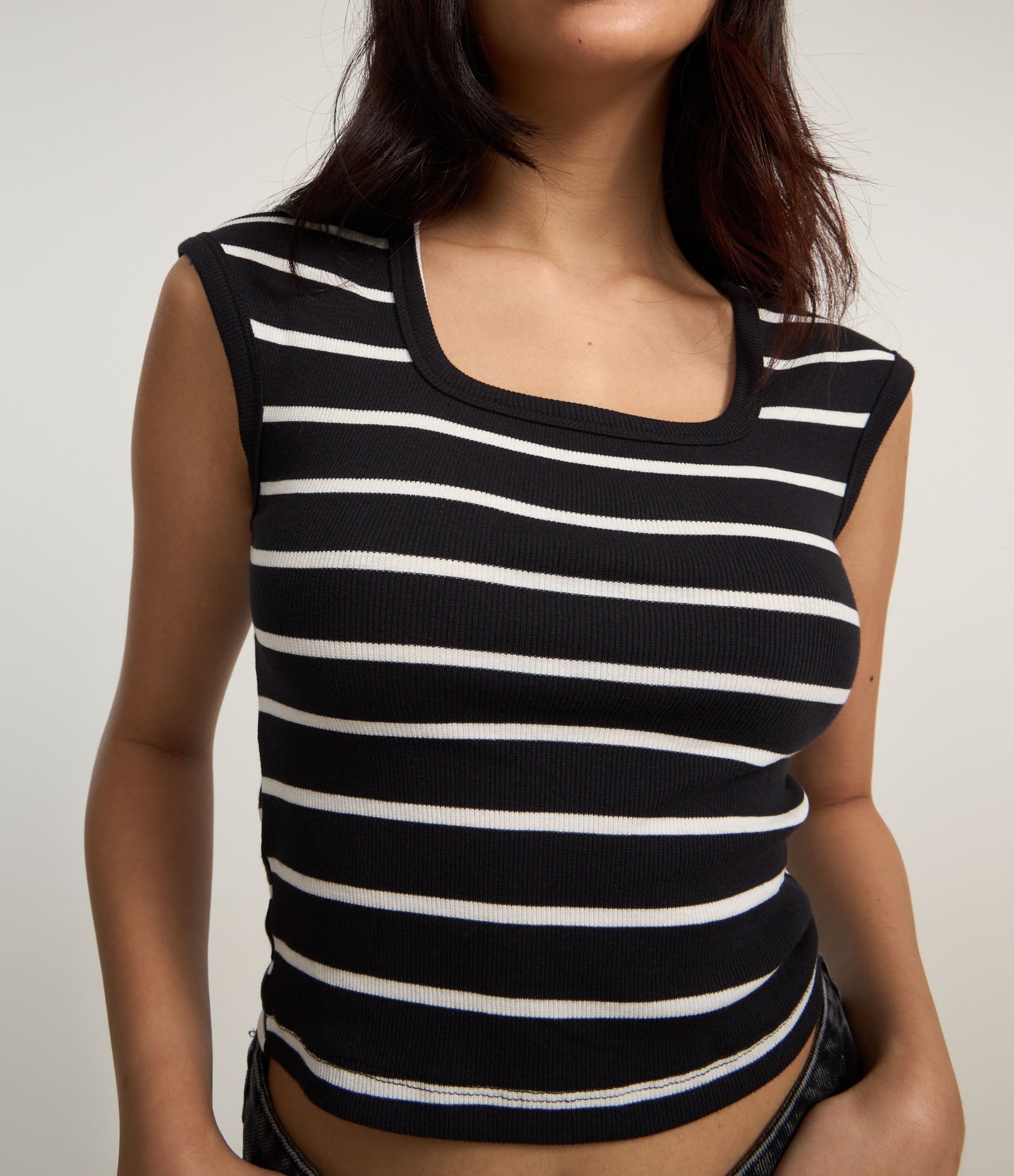 Blusa Listrada em Ribana com Decote Quadrado Preto/Branco 3
