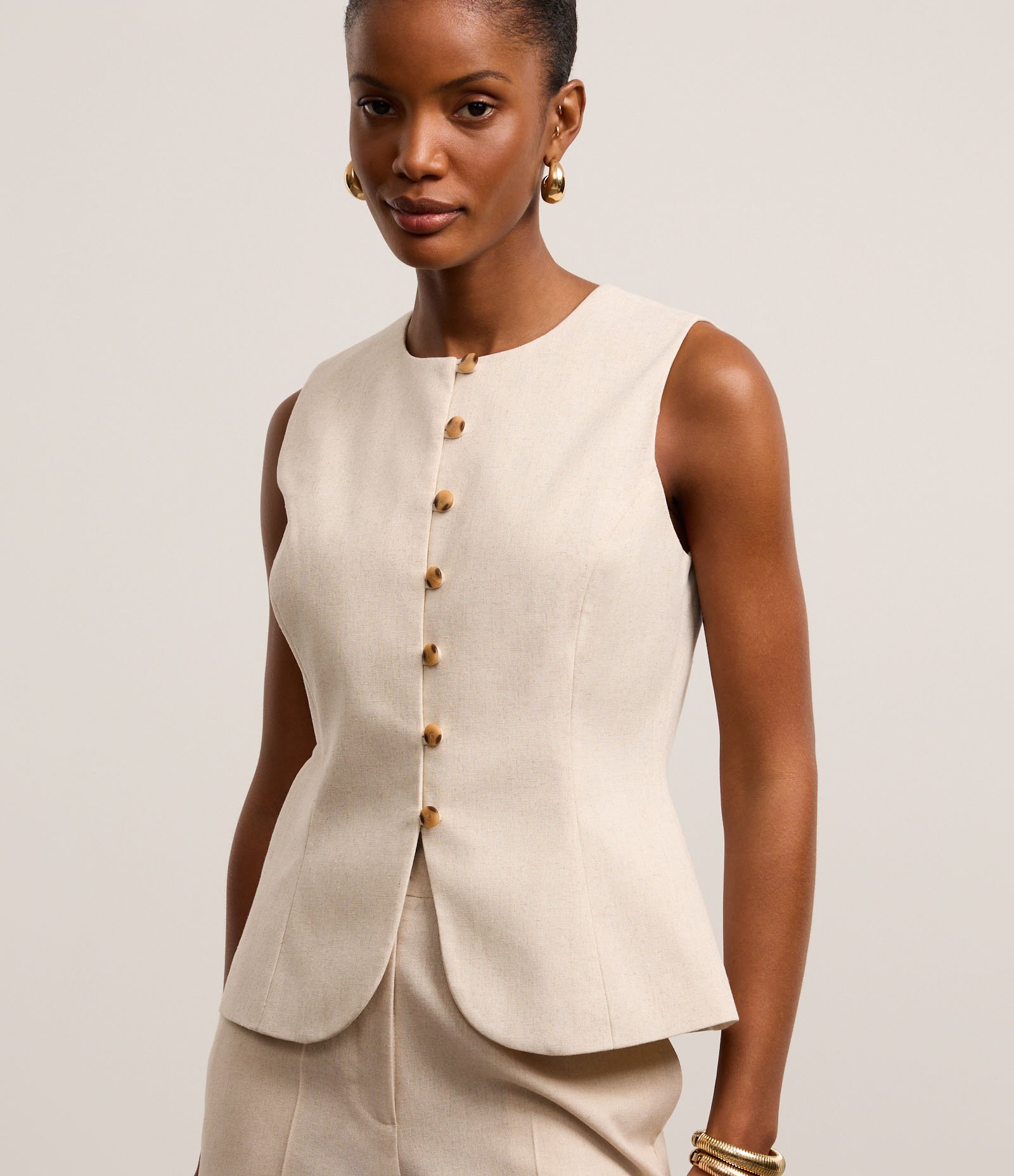 Colete Longo Alfaiatado em Viscolinho com Abotoamento Bege 1