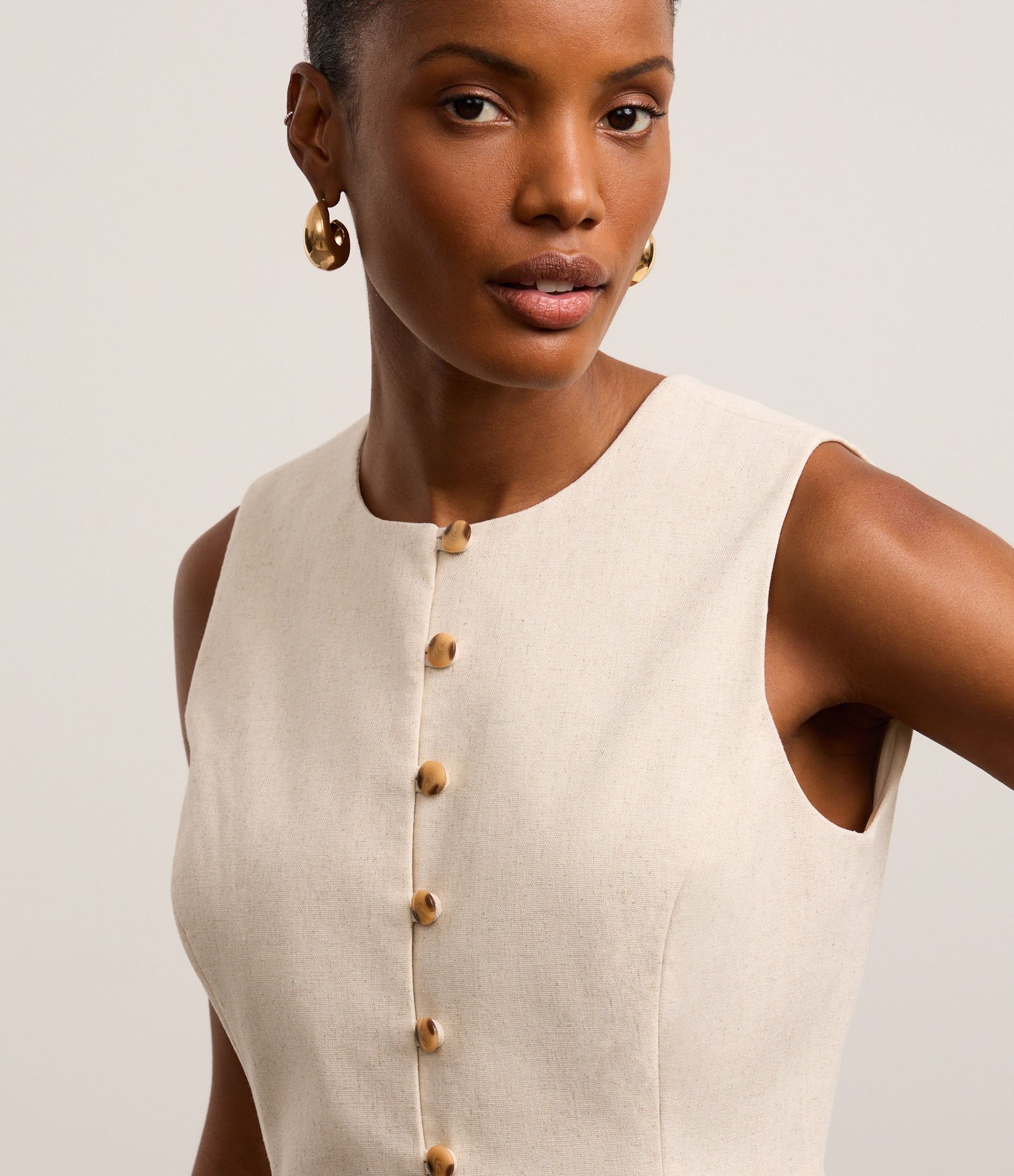 Colete Longo Alfaiatado em Viscolinho com Abotoamento Bege 3