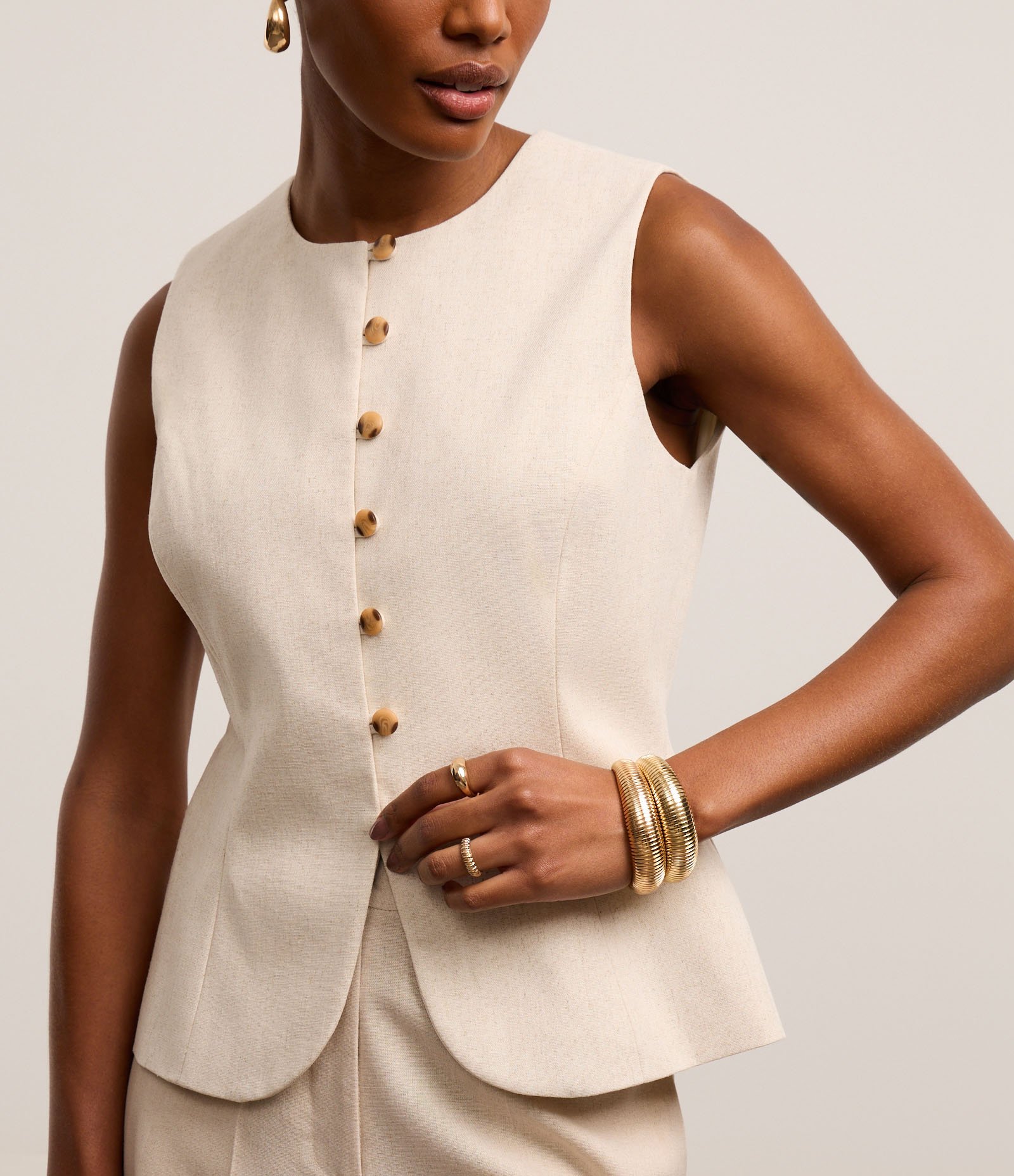 Colete Longo Alfaiatado em Viscolinho com Abotoamento Bege 4