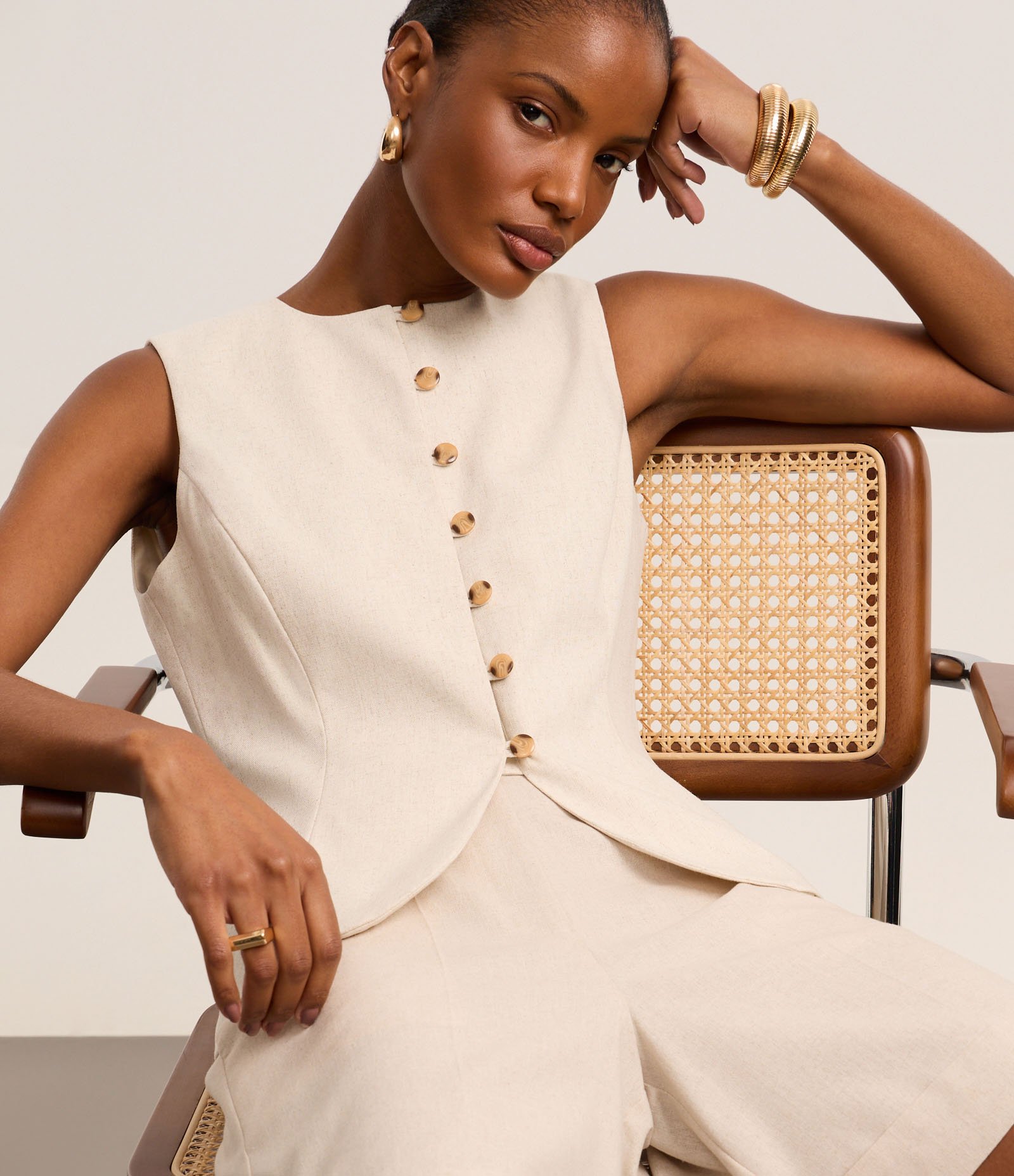 Colete Longo Alfaiatado em Viscolinho com Abotoamento Bege 5