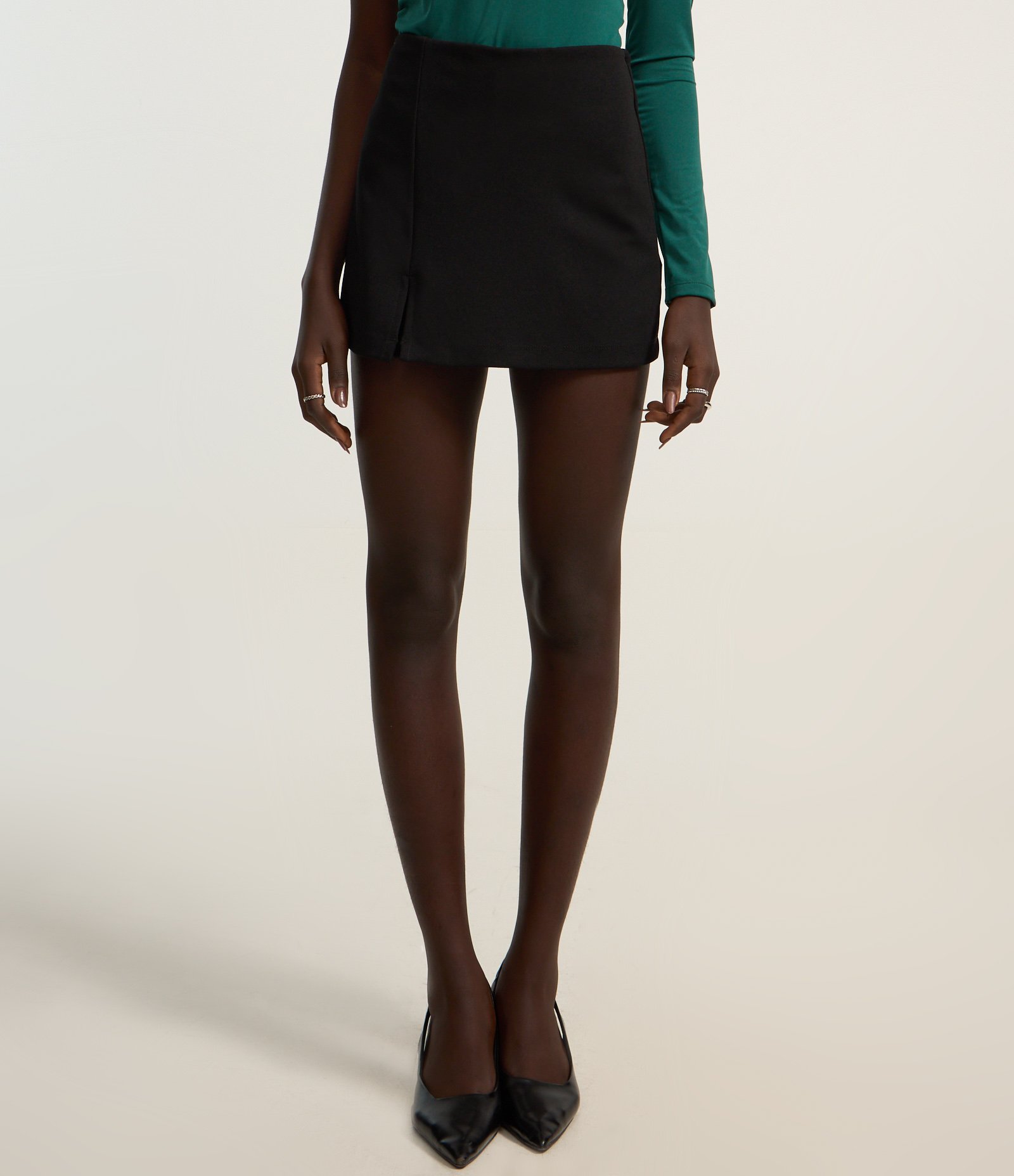 Short Saia Curto em Crepe com Fendinha Preto 2