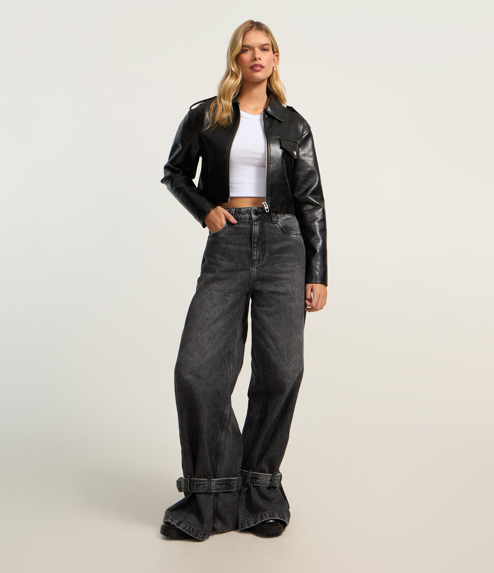 Calça Wide Leg em Jeans com Cinto na Barra e Cintura Baixa Preto 1