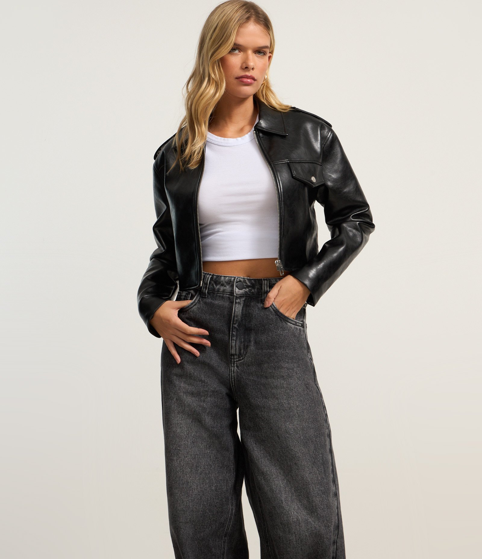 Calça Wide Leg em Jeans com Cinto na Barra e Cintura Baixa Preto 2