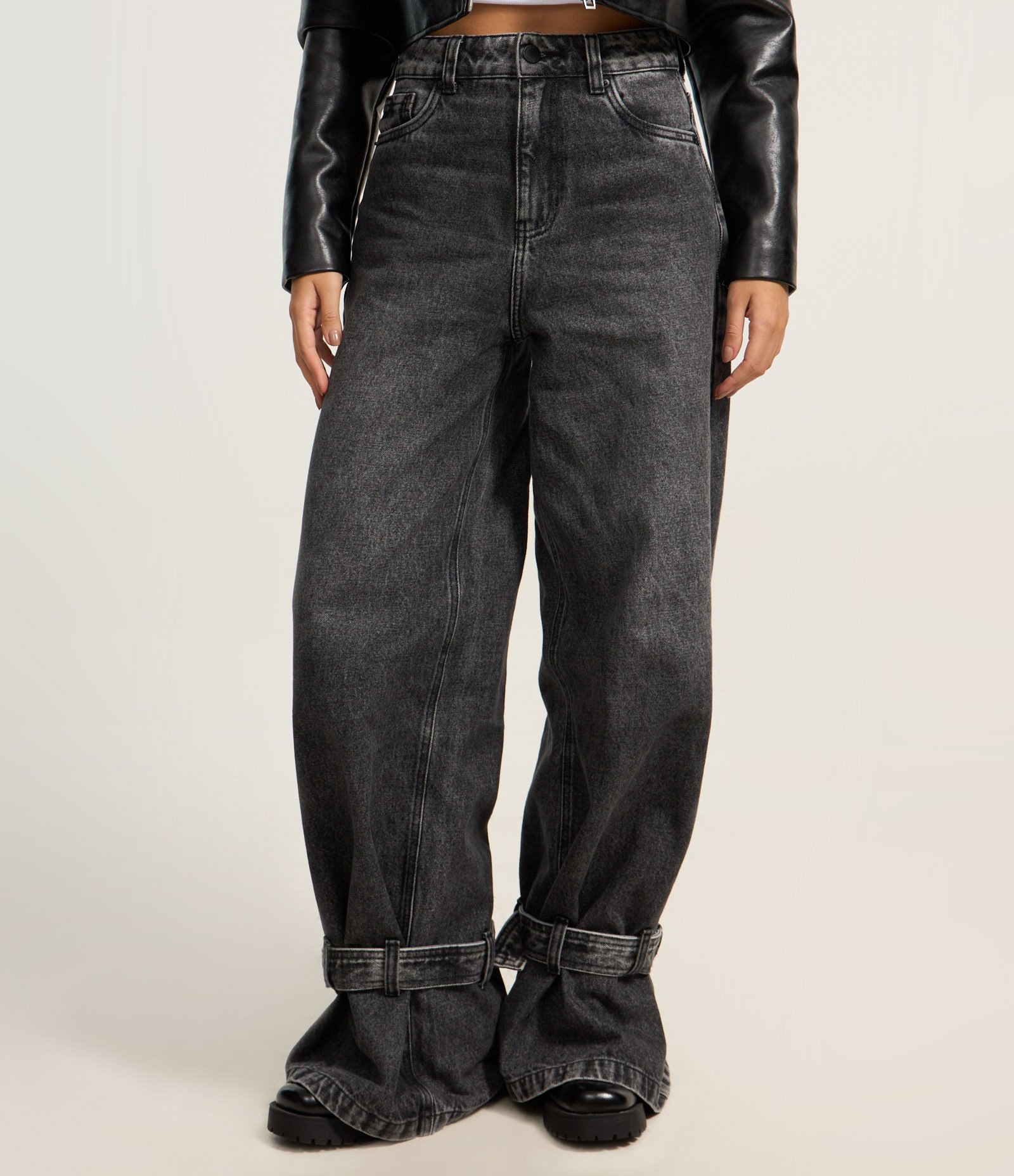 Calça Wide Leg em Jeans com Cinto na Barra e Cintura Baixa Preto 3