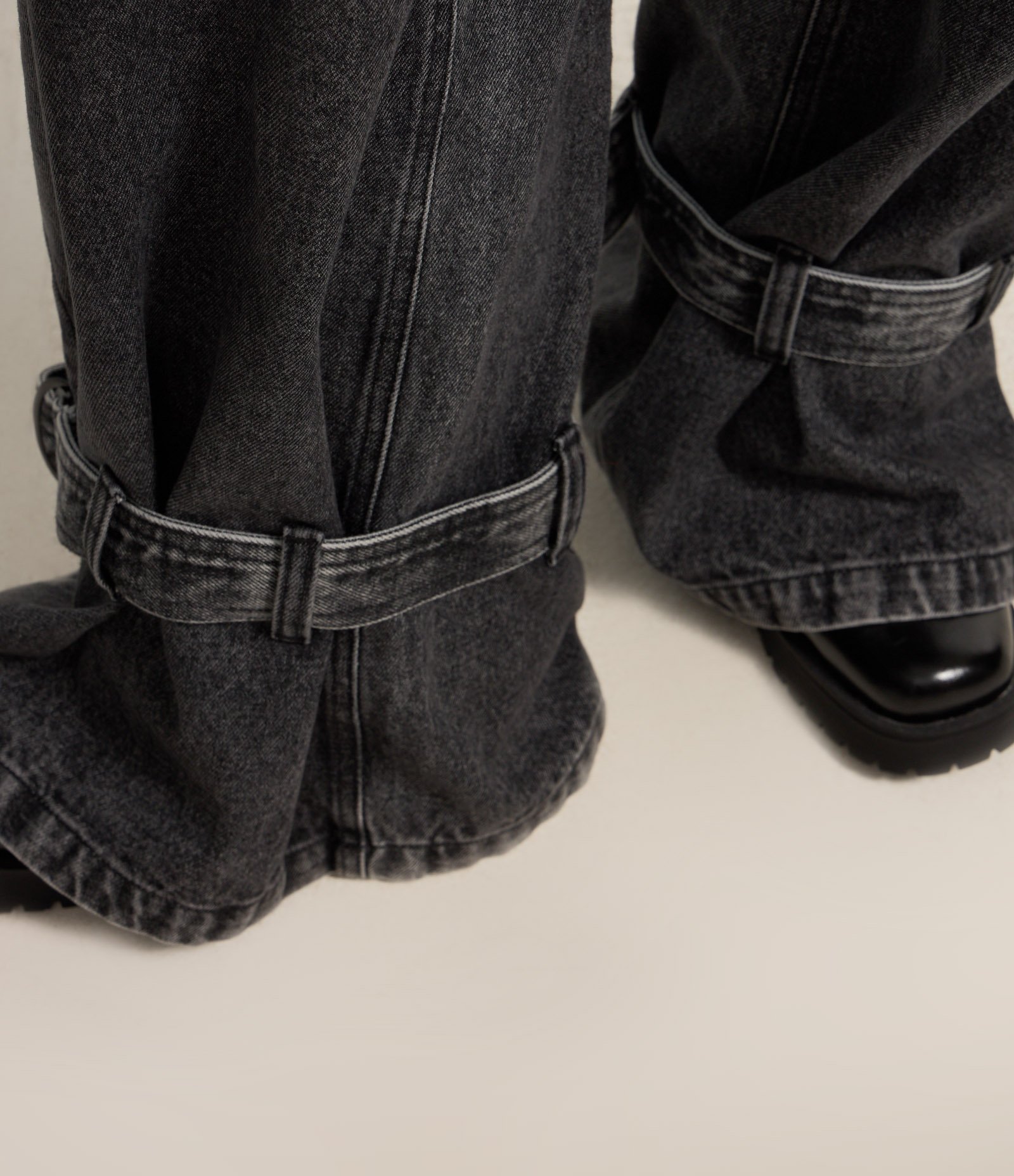 Calça Wide Leg em Jeans com Cinto na Barra e Cintura Baixa Preto 4