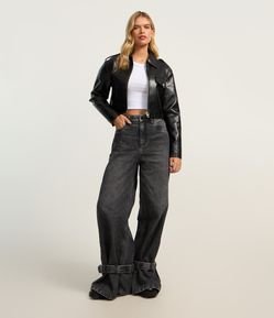 Calça Wide Leg em Jeans com Cinto na Barra e Cintura Baixa
