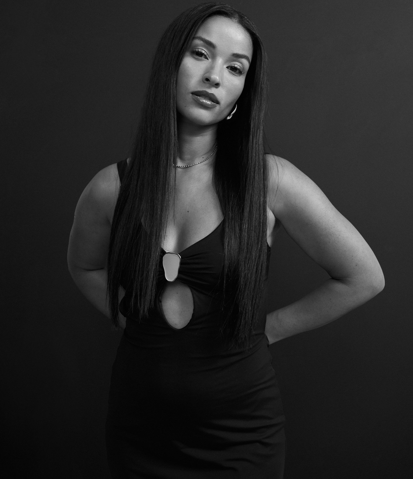 Vestido New Midi com Cut Out e Aviamento no Busto Preto 5