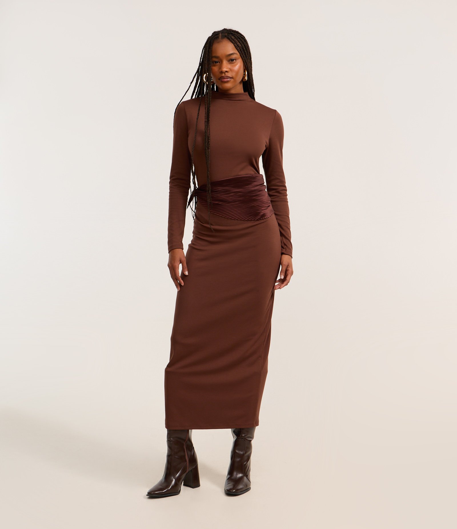 Vestido Long Midi em Viscose com Golinha Alta Marrom 1