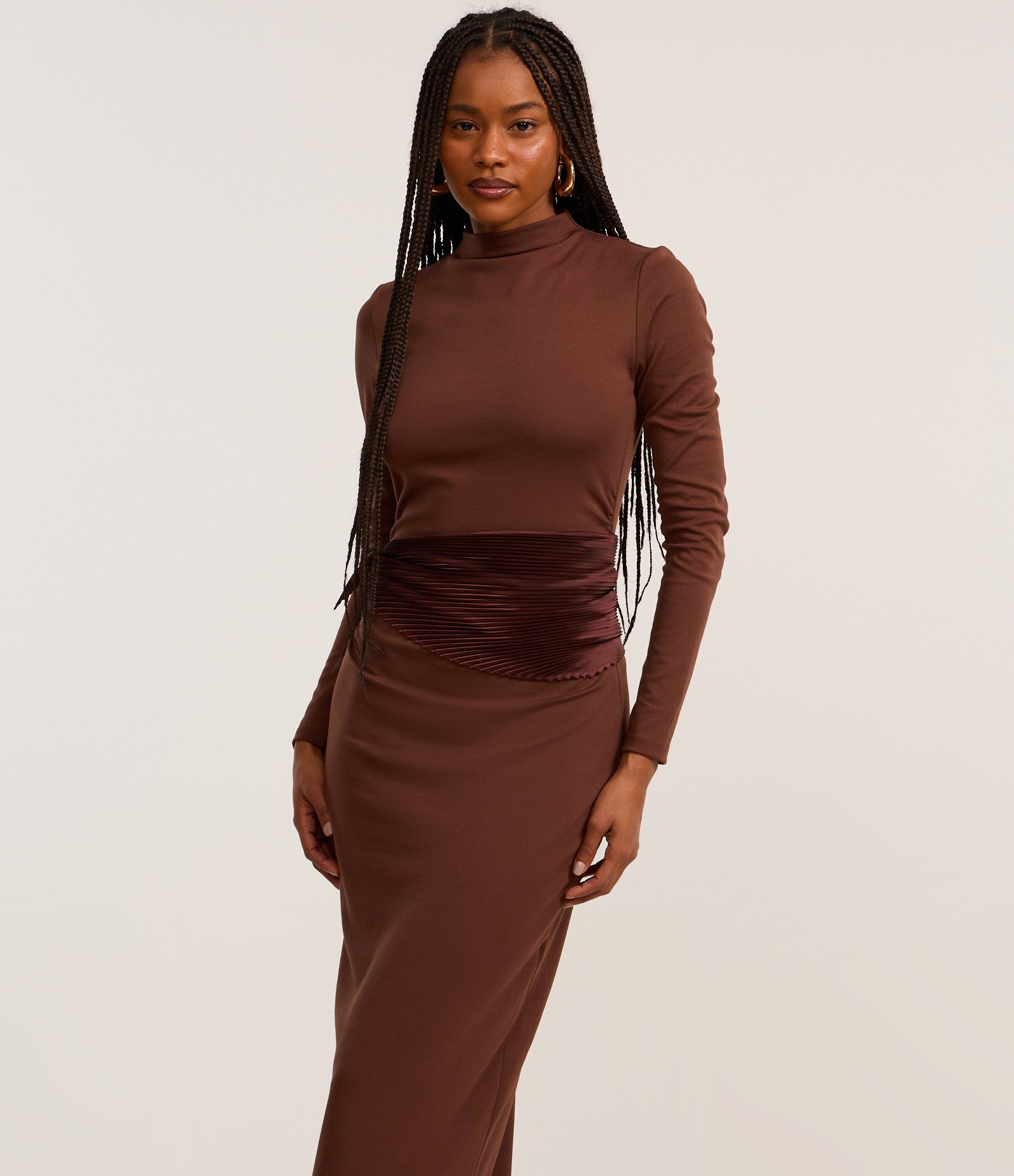 Vestido Long Midi em Viscose com Golinha Alta Marrom 2