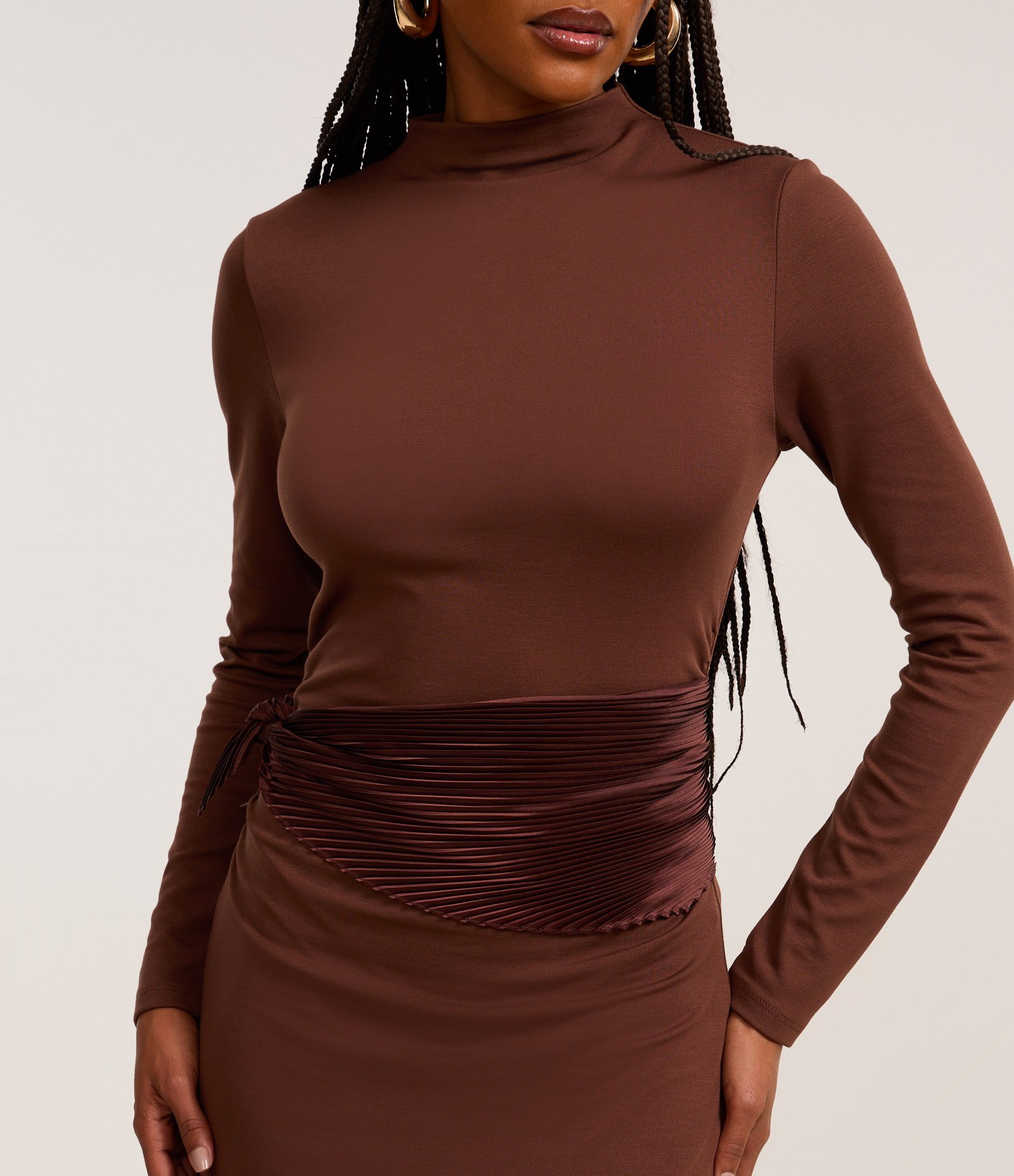 Vestido Long Midi em Viscose com Golinha Alta Marrom 3