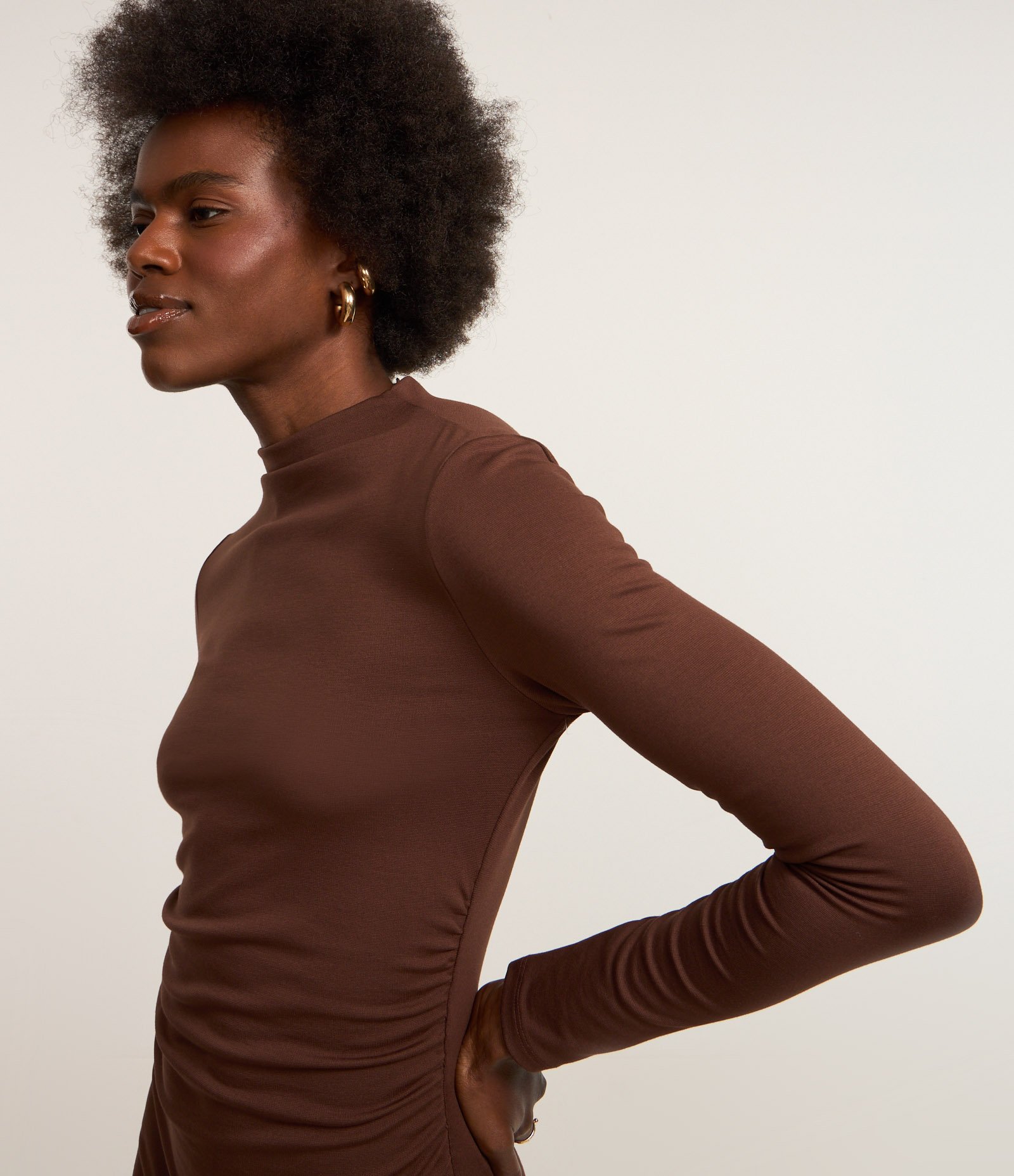 Vestido Curto em Ponto Roma com Golinha Alta Marrom 3