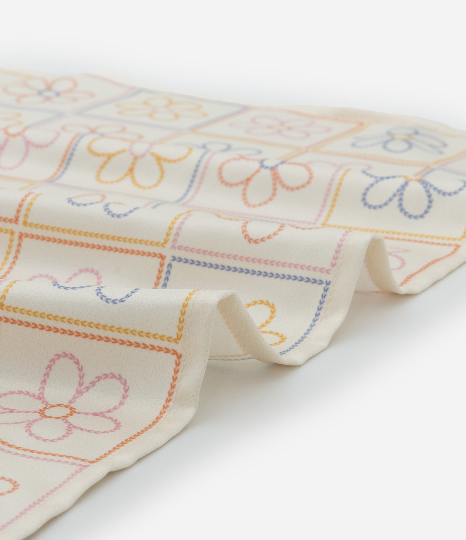 Lenço Infantil em Cetim com Estampa Flores - Tam Único Bege 2