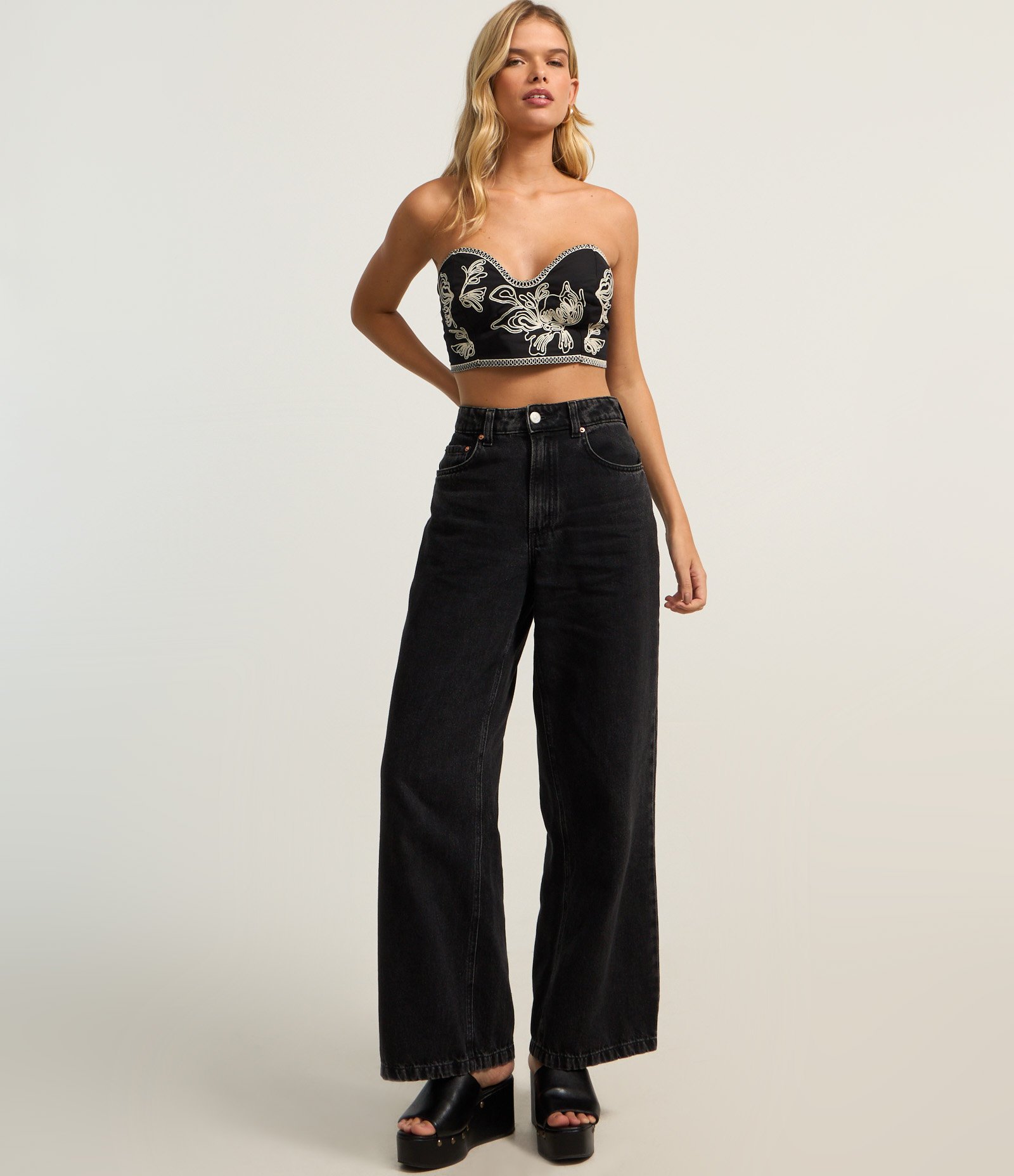 Blusa Cropped em Tricoline com Decote Profundo e Bordado Floral Preto 2
